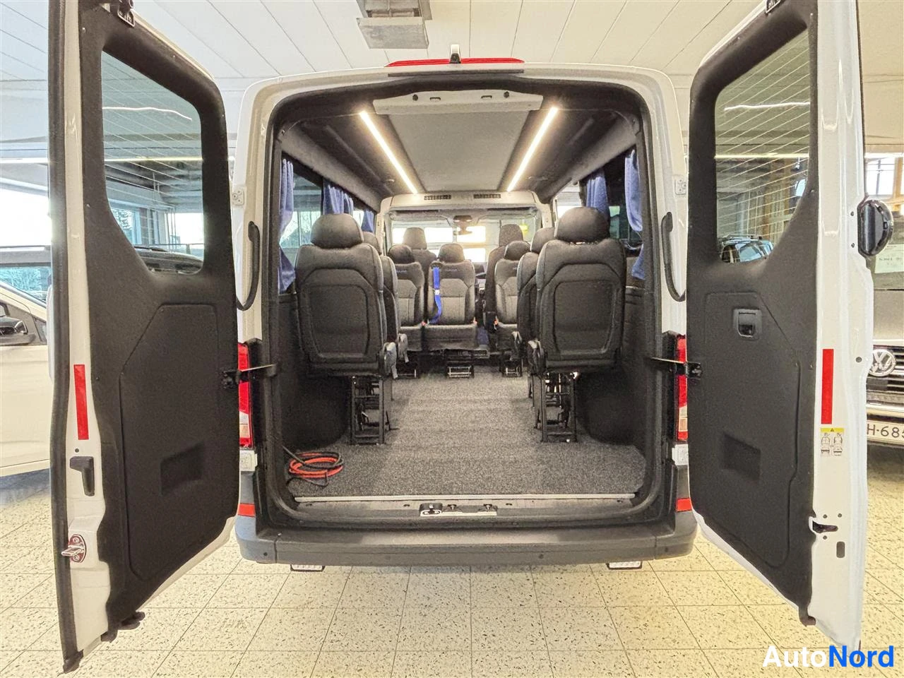 Valkoinen Volkswagen Crafter 2026, takaa, kuva 6