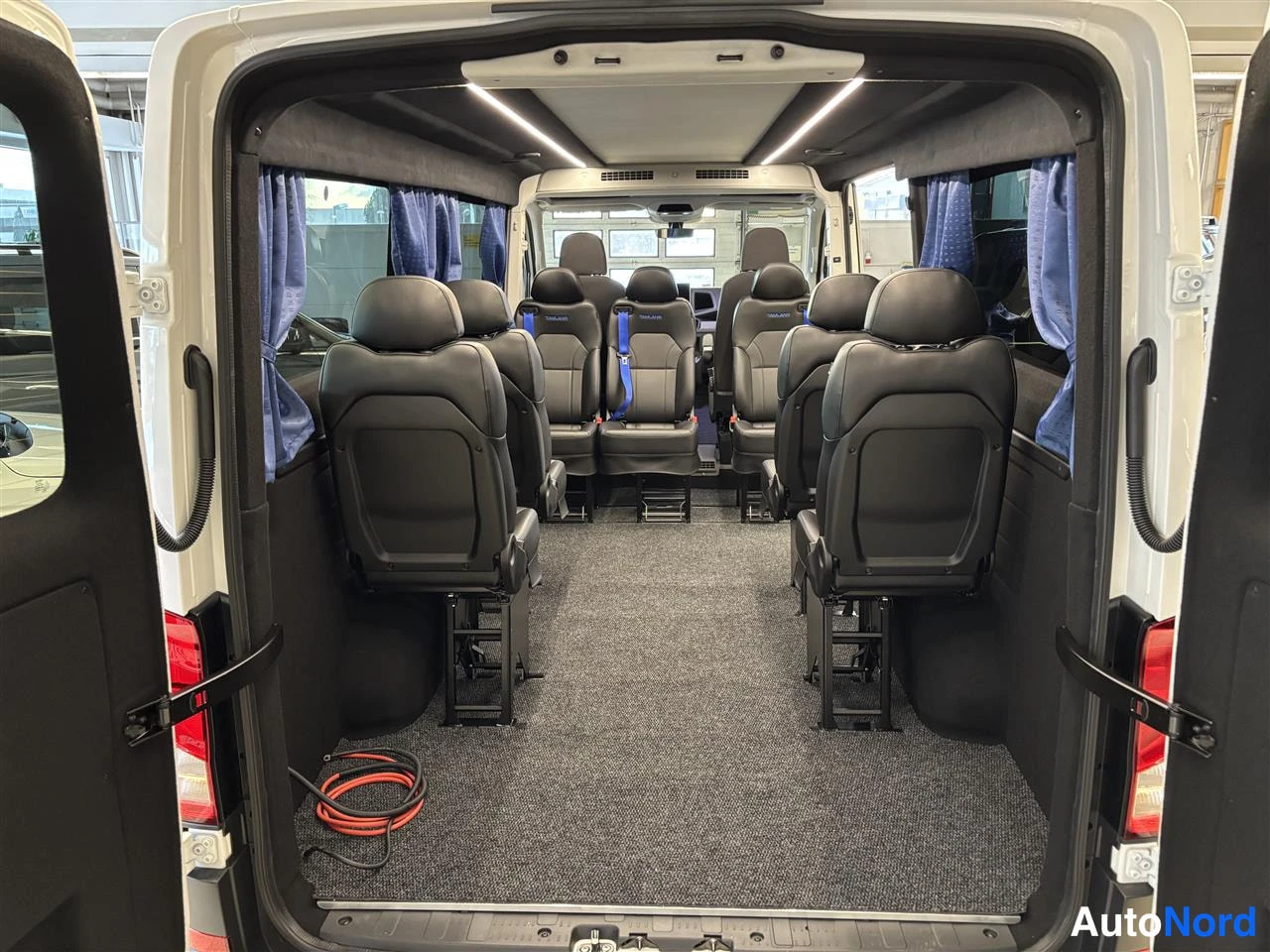 Valkoinen Volkswagen Crafter 2026, takaistuimet, kuva 14