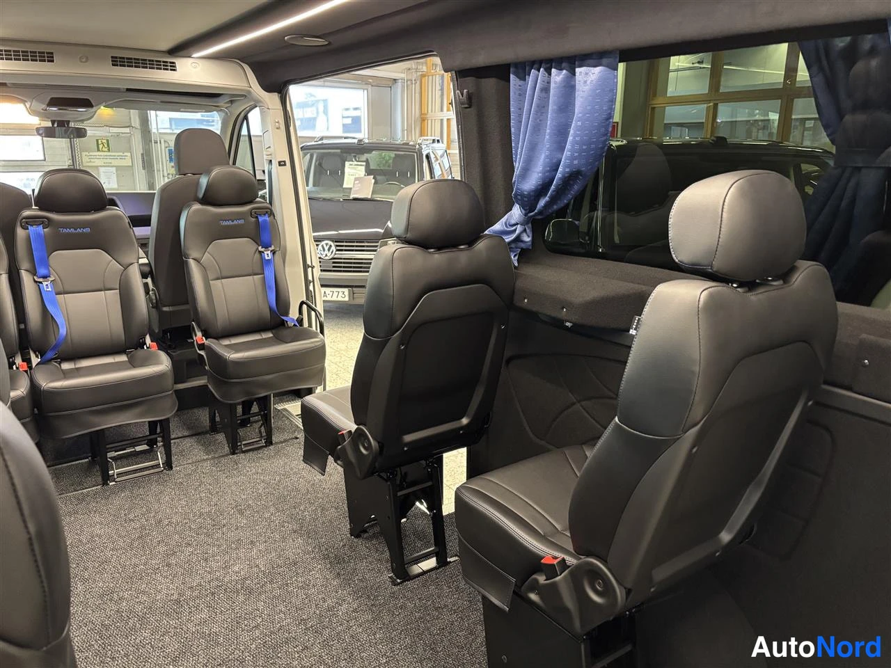 Valkoinen Volkswagen Crafter 2026, takaistuimet, kuva 17