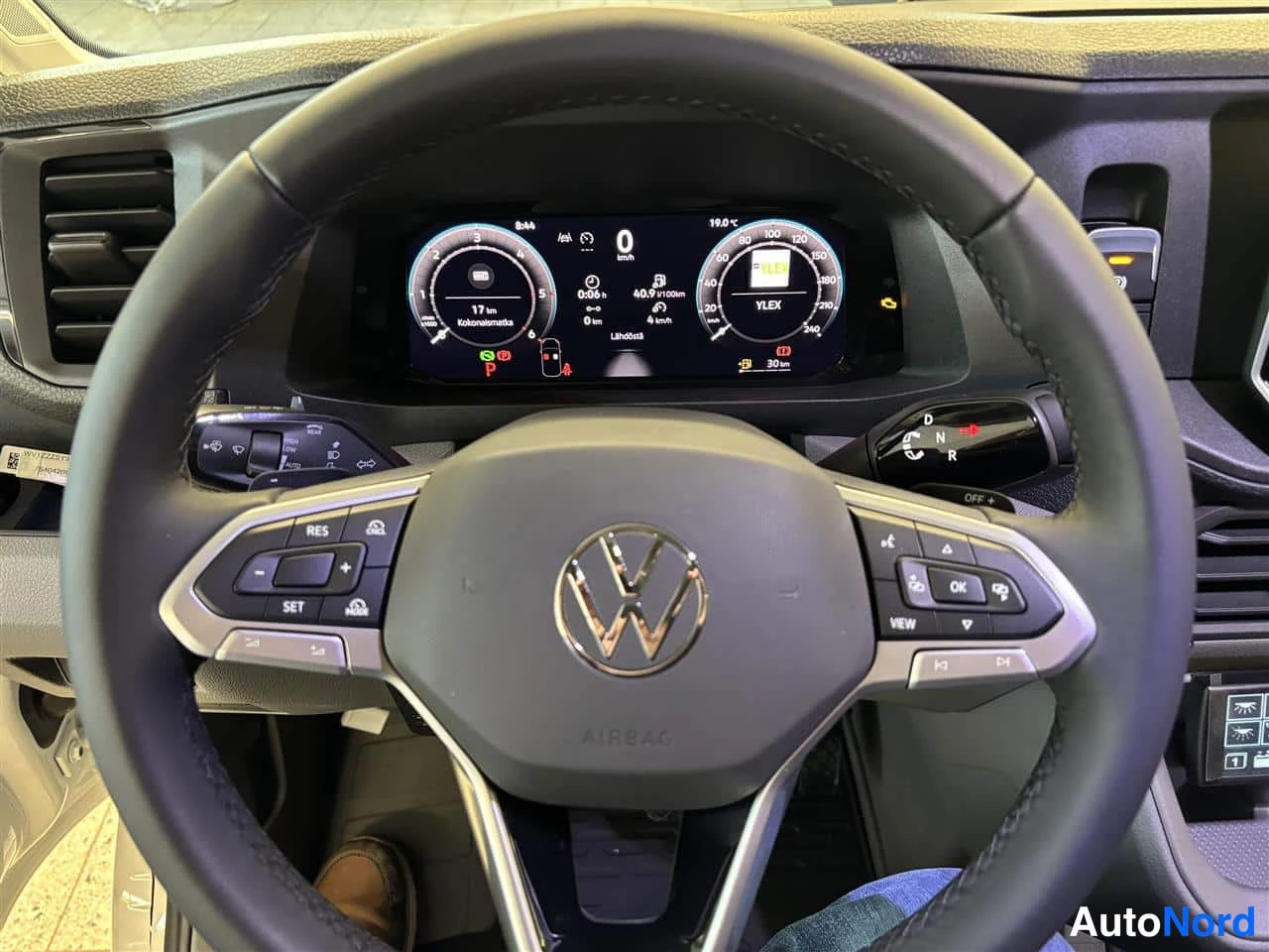 Valkoinen Volkswagen Crafter 2026, ohjaamo, kuva 9