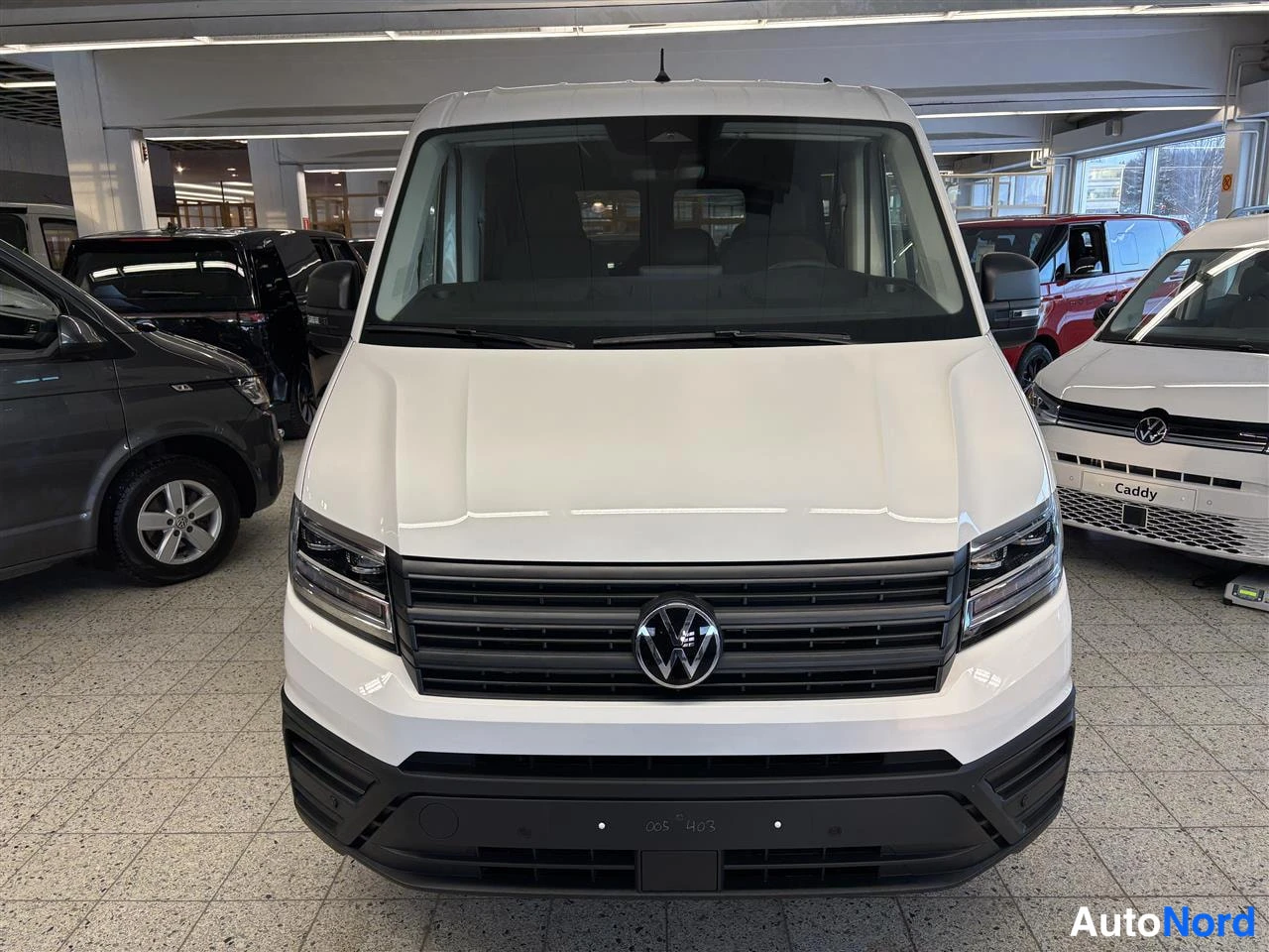Valkoinen Volkswagen Crafter 2026, edestä, kuva 3