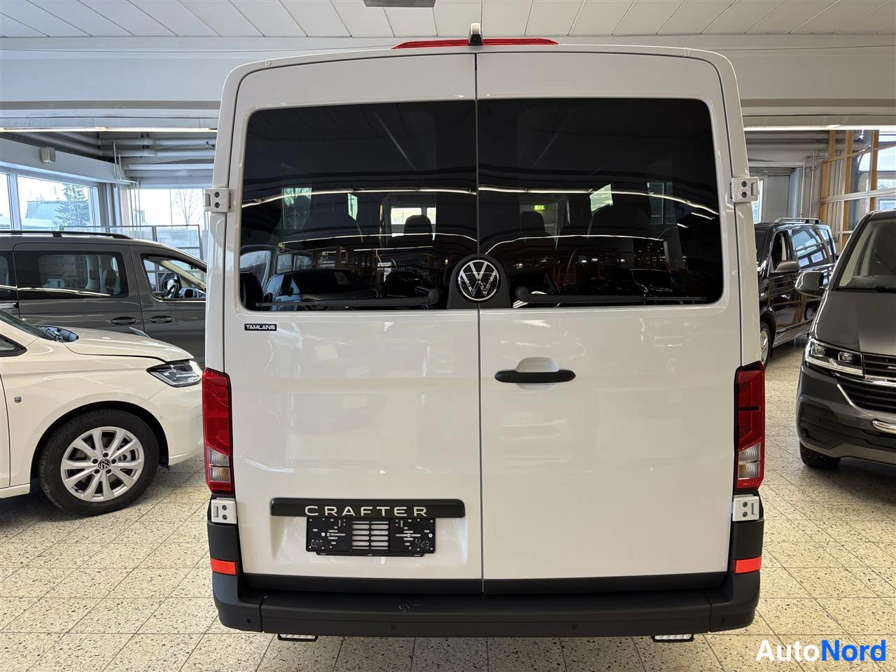 Valkoinen Volkswagen Crafter 2026, takaa, kuva 7