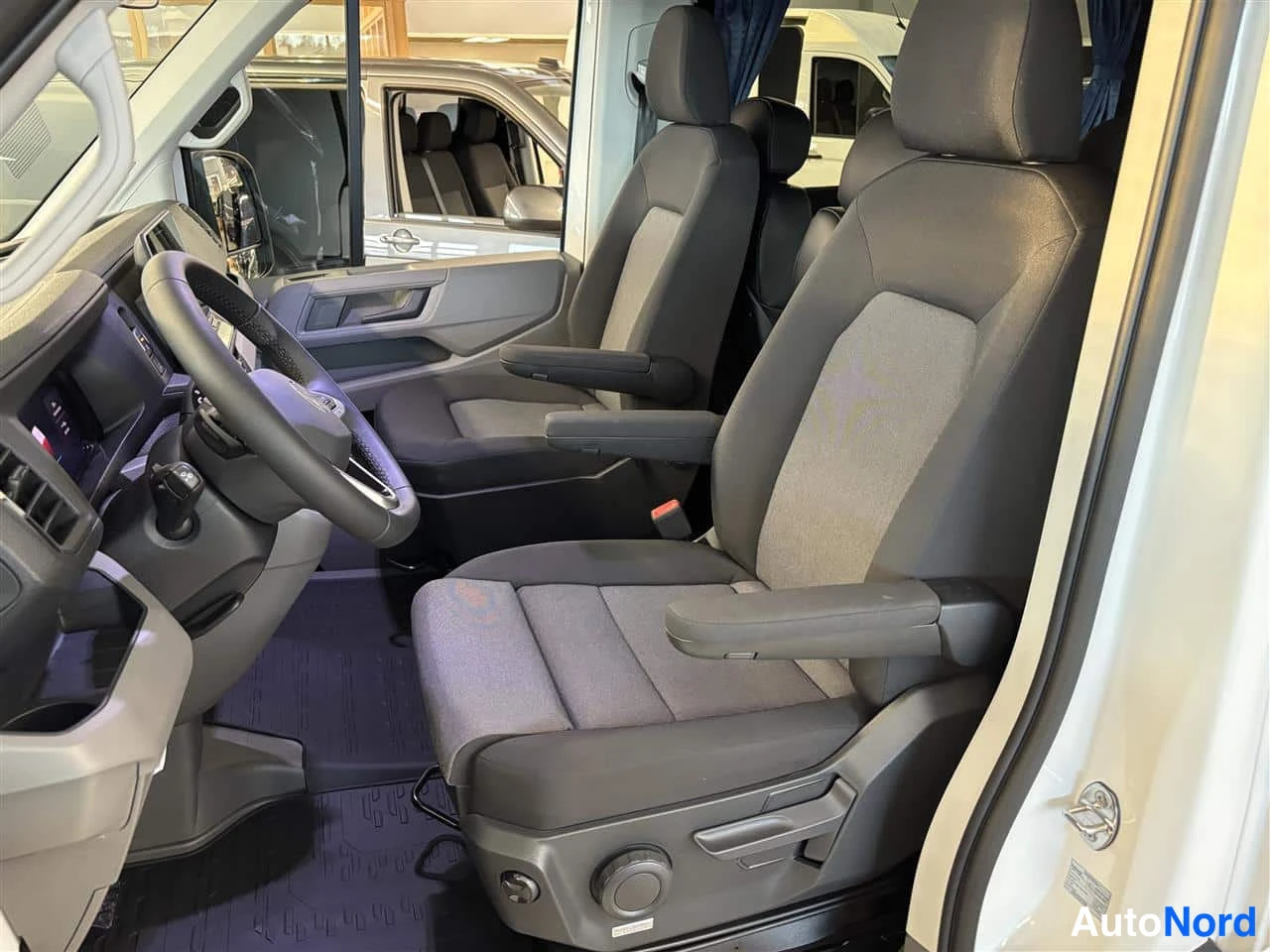 Valkoinen Volkswagen Crafter 2026, etuistuimet, kuva 10