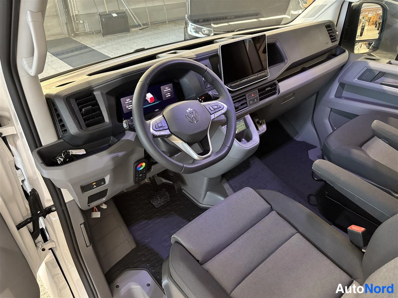 Valkoinen Volkswagen Crafter 2026, ohjaamo, kuva 8