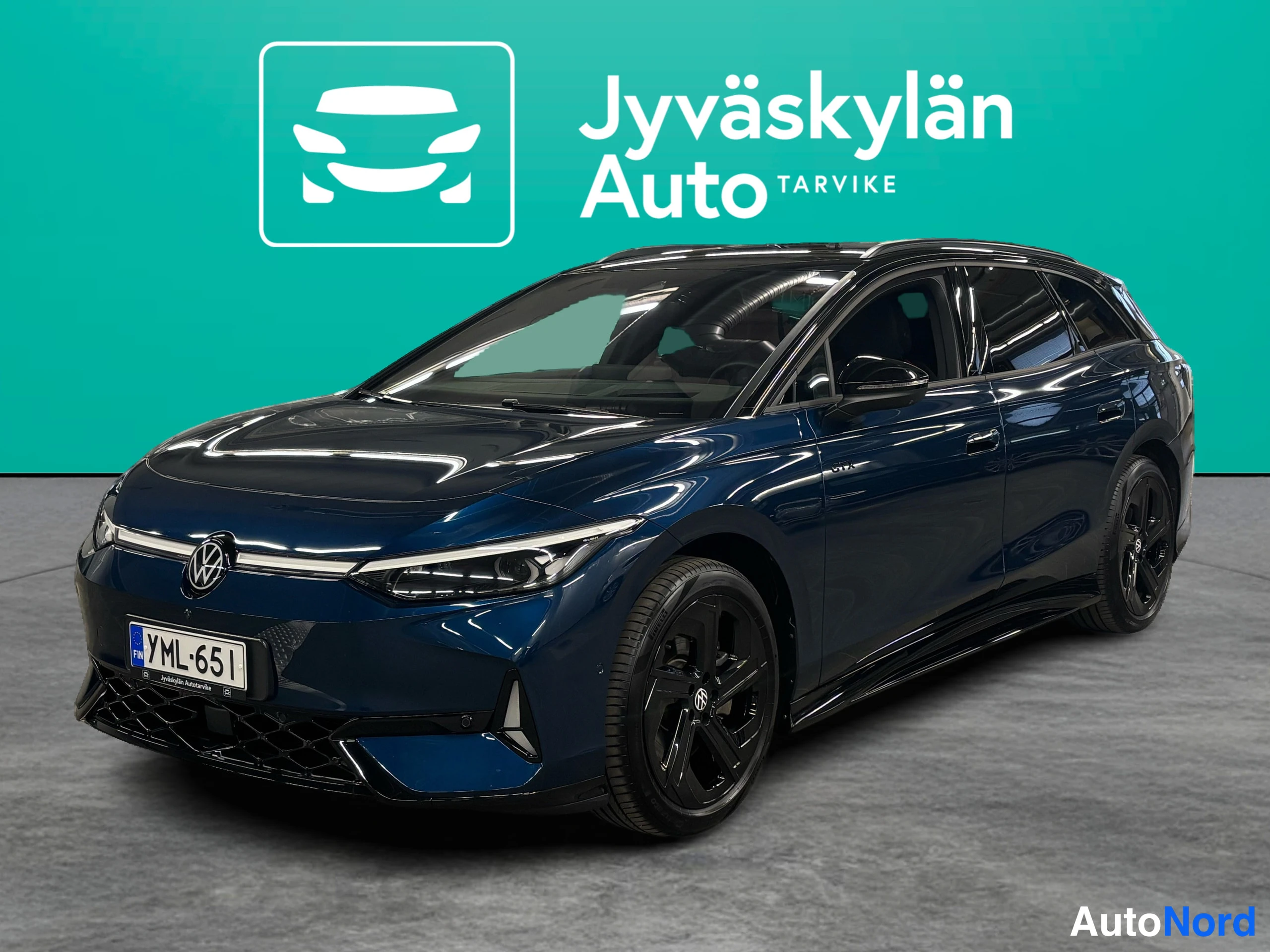 Sininen Volkswagen ID.7 2025, etuviisto, keula vasemmalle, kuva 3