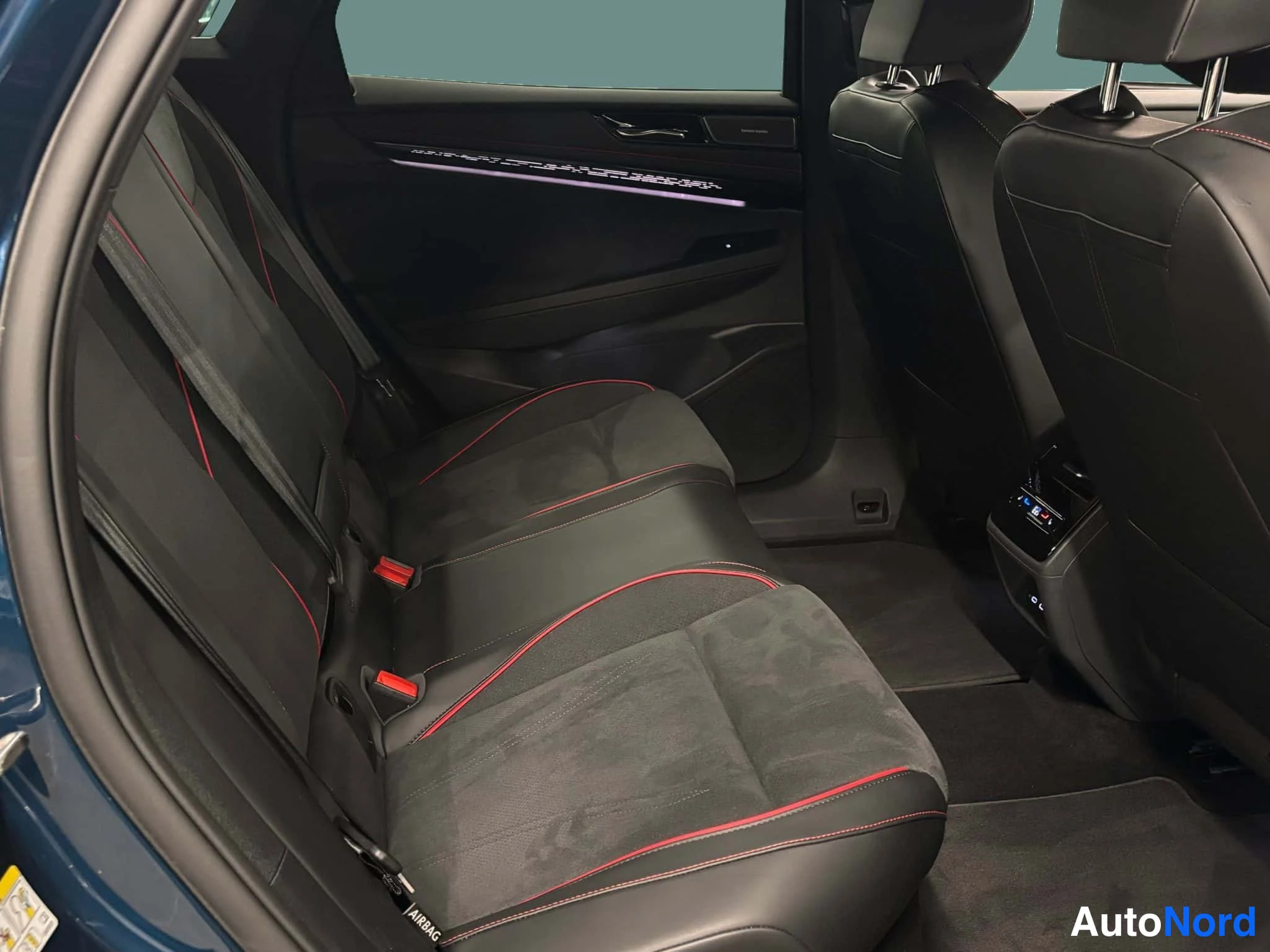 Sininen Volkswagen ID.7 2025, takaistuimet, kuva 28