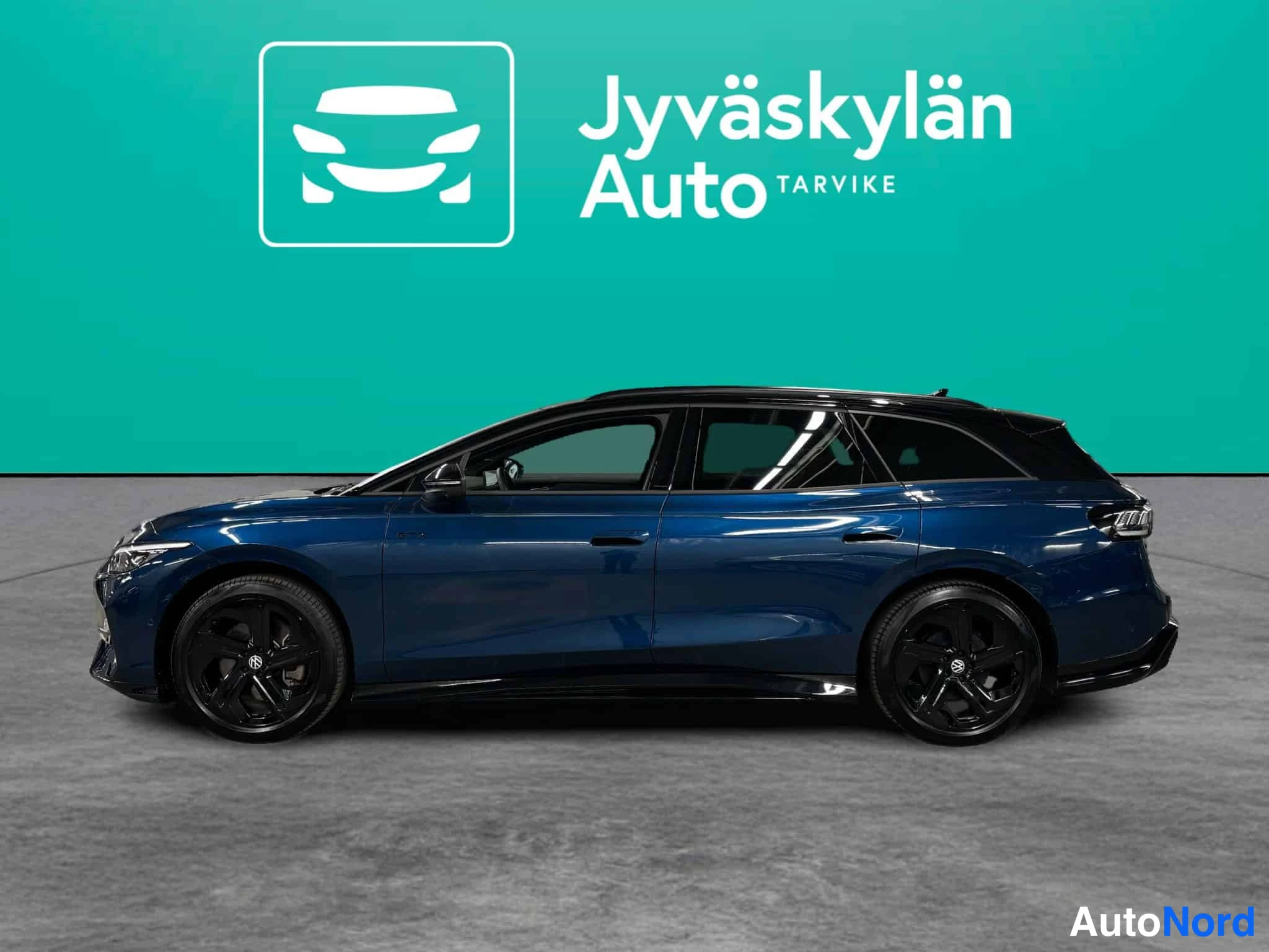 Sininen Volkswagen ID.7 2025, etuviisto, keula vasemmalle, kuva 2