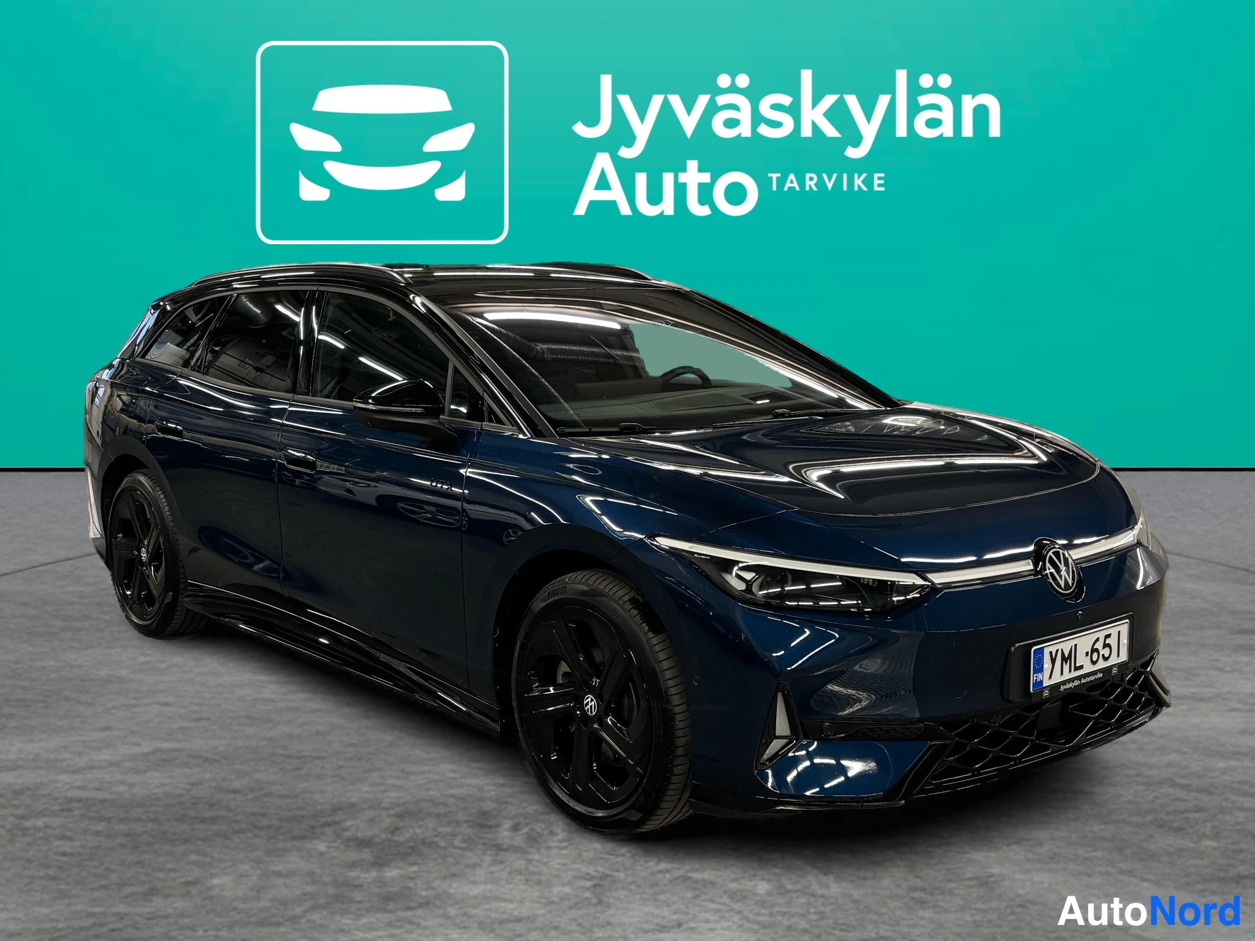 Sininen Volkswagen ID.7 2025, etuviisto, keula oikealle, kuva 6