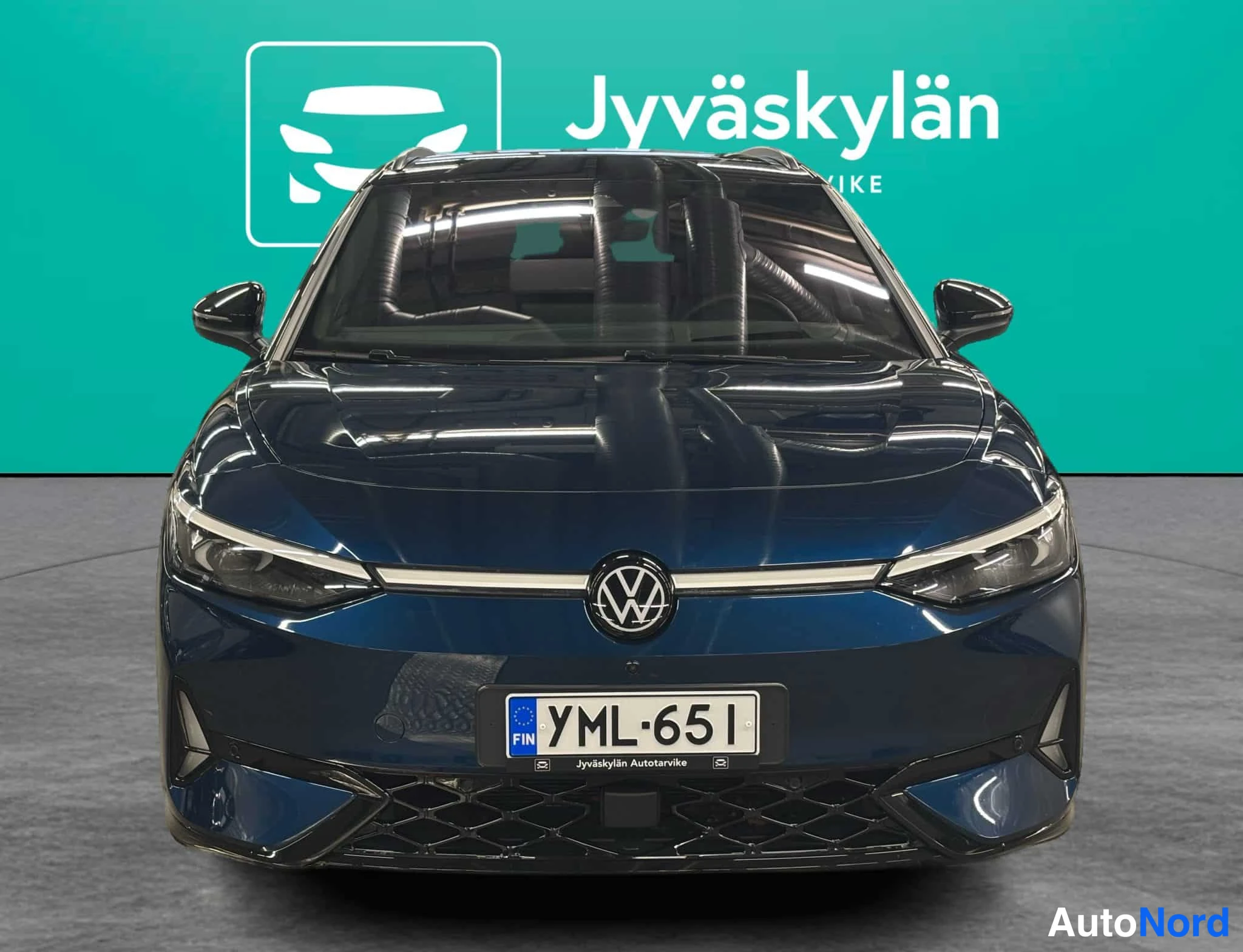 Sininen Volkswagen ID.7 2025, edestä, kuva 7