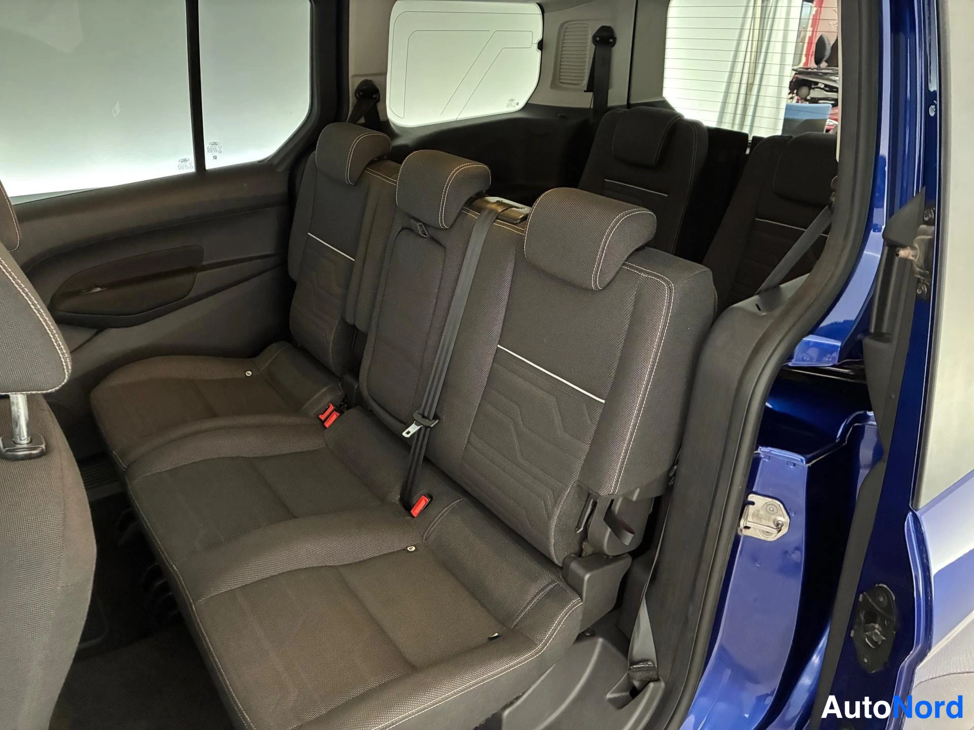 Sininen Ford Tourneo Connect 2016, takaistuimet, kuva 11