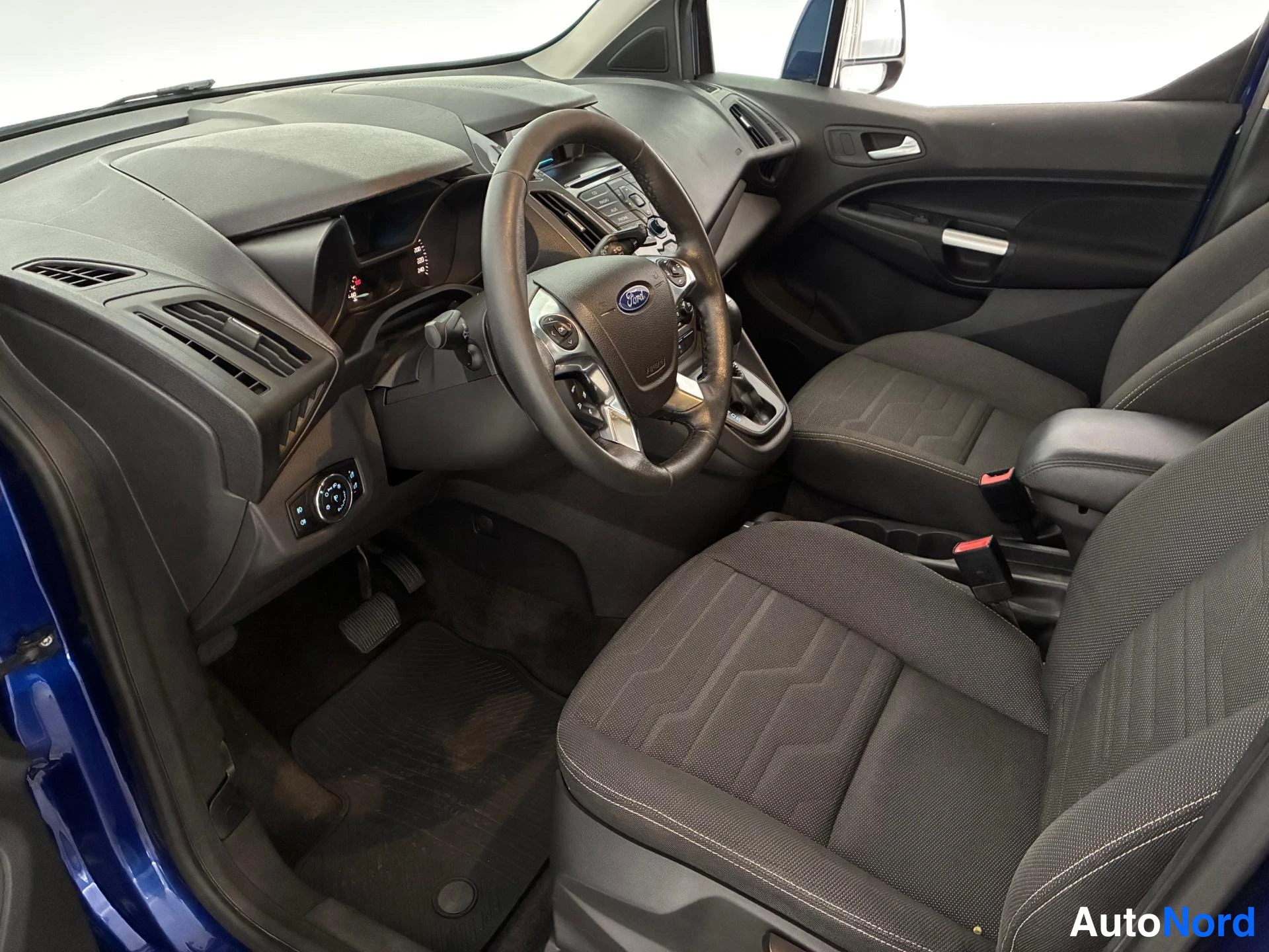Sininen Ford Tourneo Connect 2016, ohjaamo, kuva 8