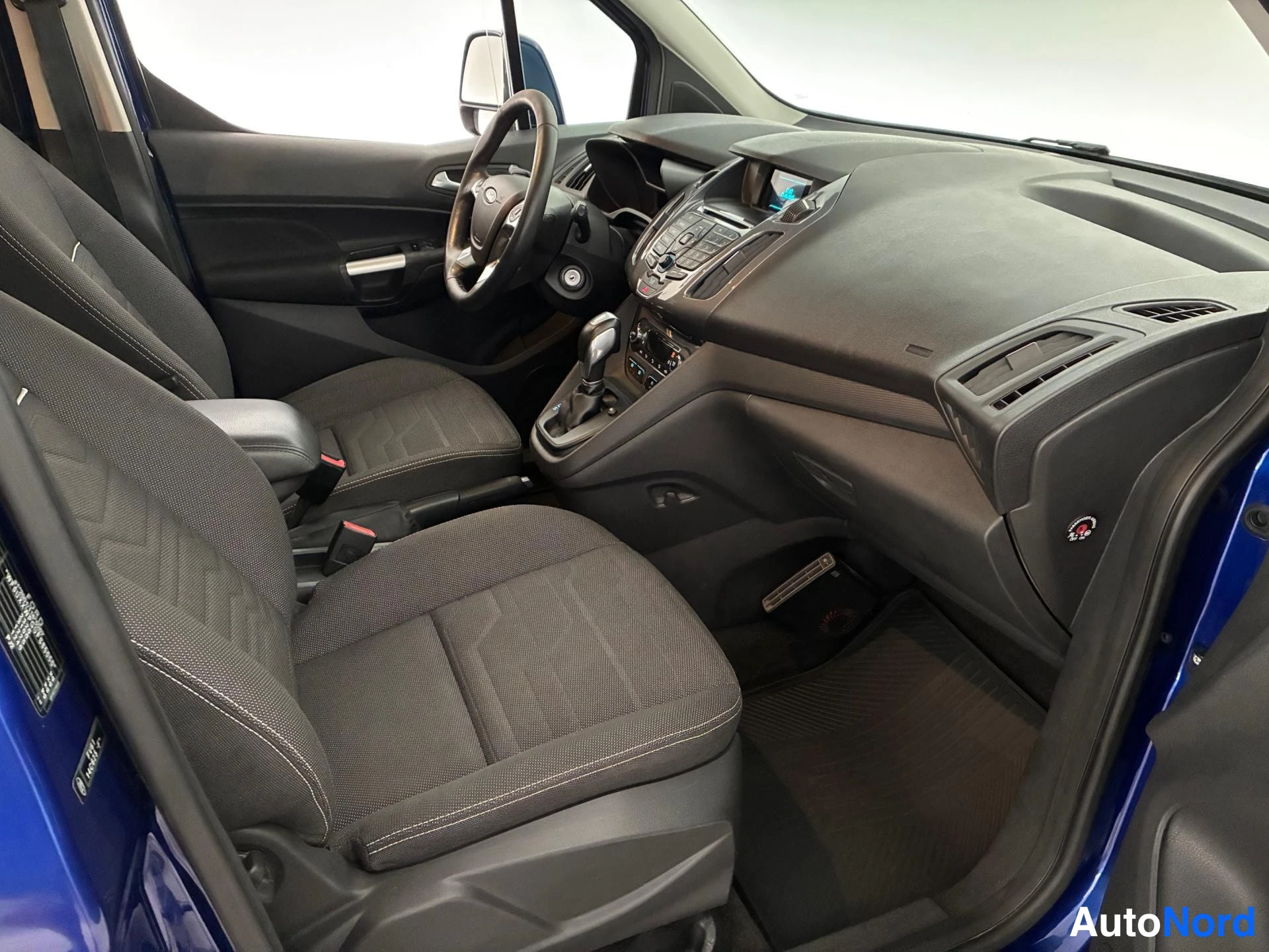 Sininen Ford Tourneo Connect 2016, ohjaamo, kuva 9
