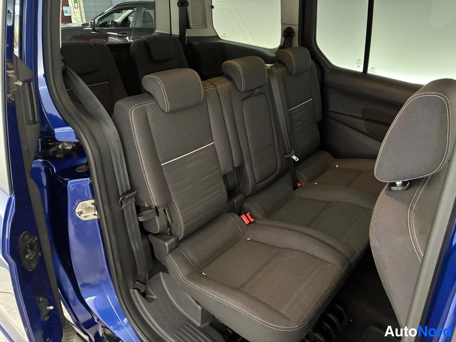 Sininen Ford Tourneo Connect 2016, takaistuimet, kuva 10