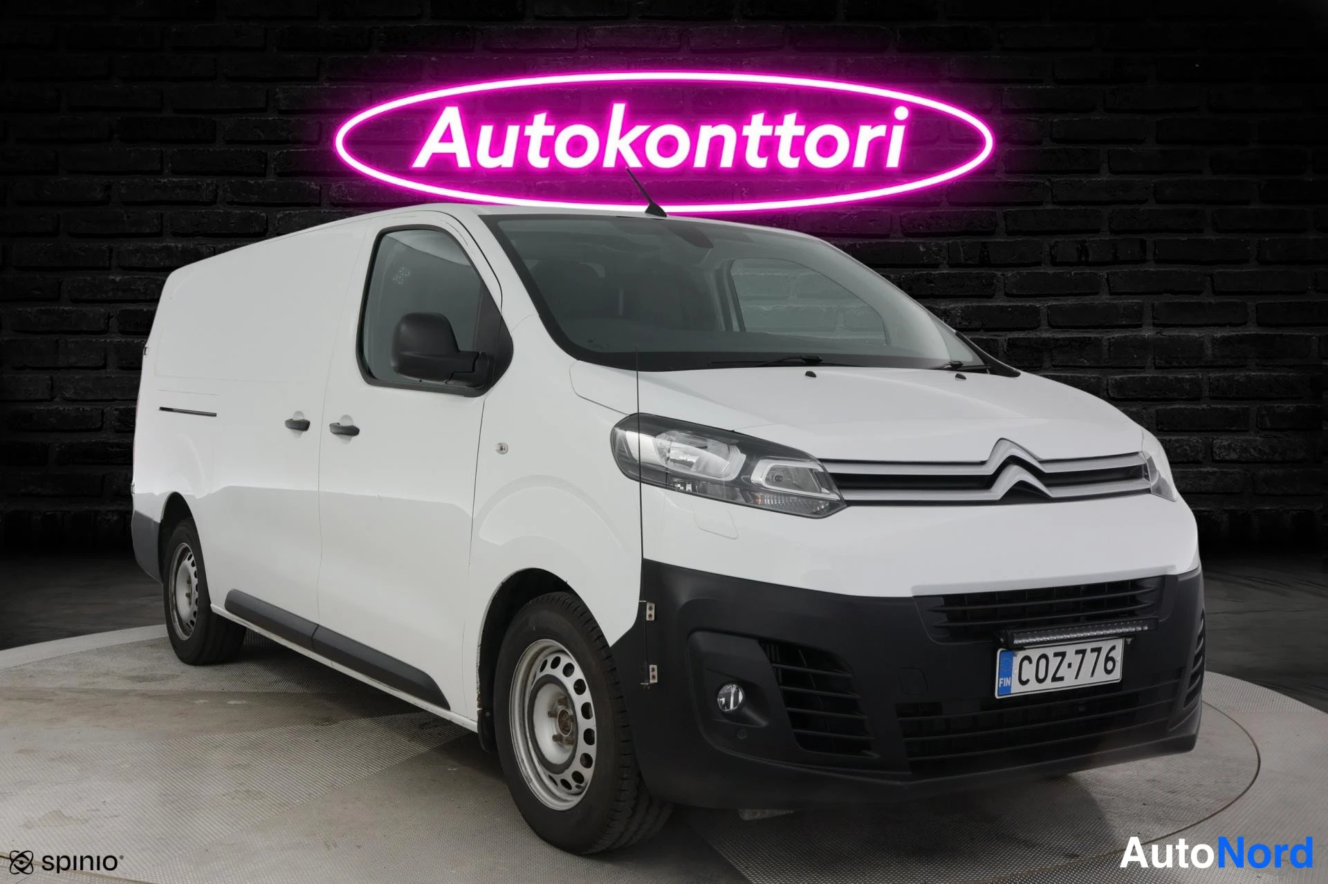 Valkoinen Citroen Jumpy 2020, etuviisto, keula oikealle, kuva 2