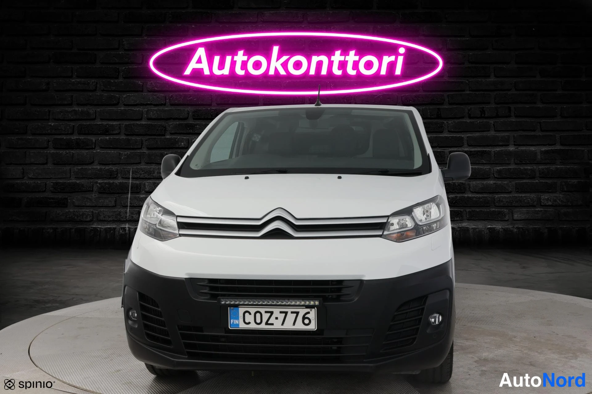 Valkoinen Citroen Jumpy 2020, edestä, kuva 3
