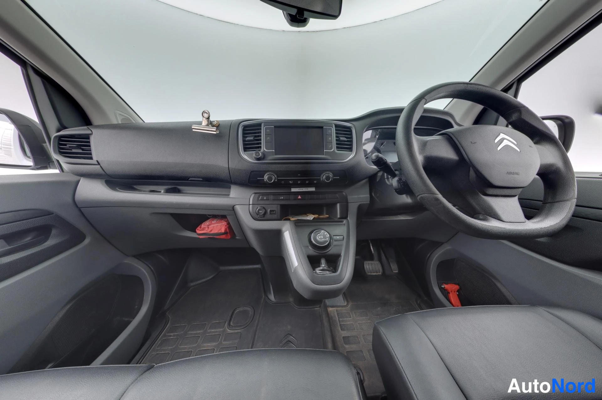 Valkoinen Citroen Jumpy 2020, ohjaamo, kuva 7