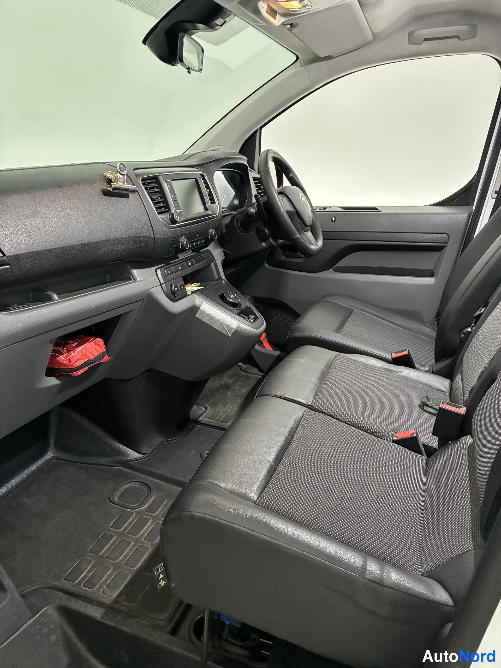 Valkoinen Citroen Jumpy 2020, etuistuimet, kuva 9