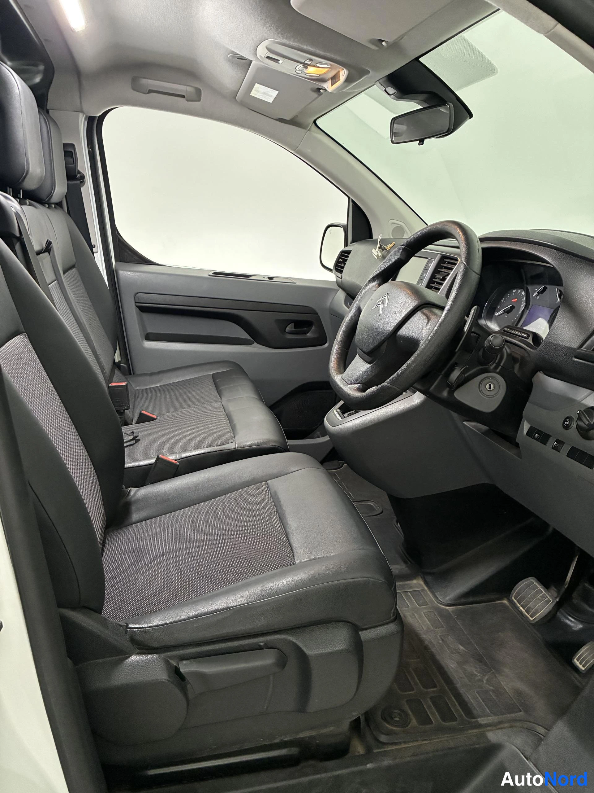 Valkoinen Citroen Jumpy 2020, ohjaamo, kuva 8