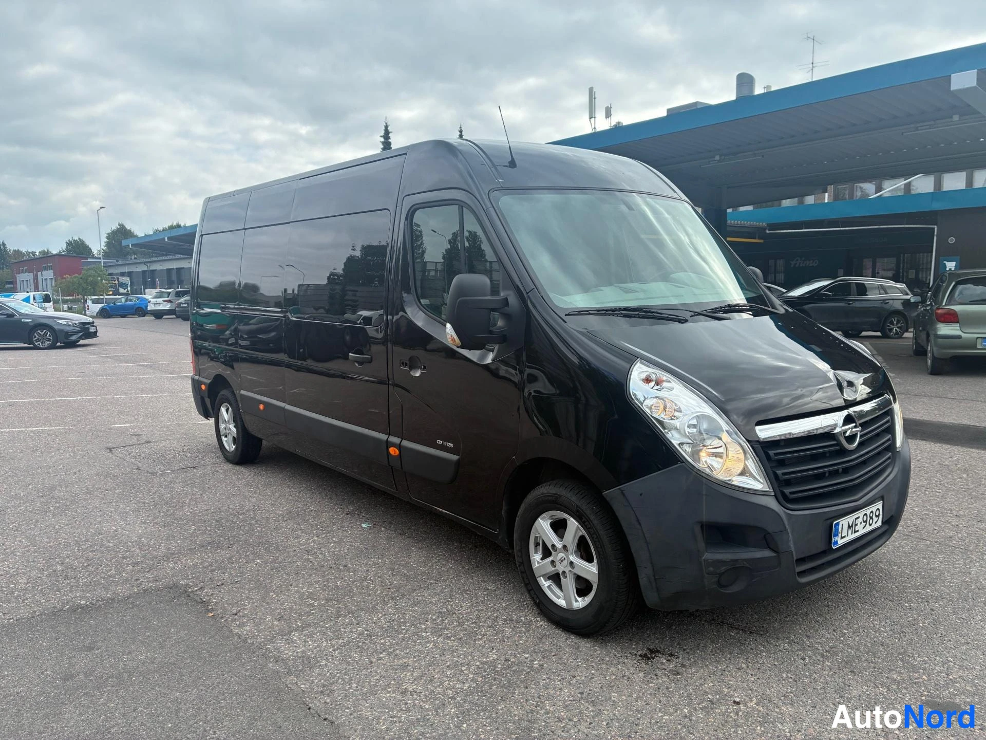 Musta Opel Movano 2014, etuviisto, keula oikealle, kuva 2