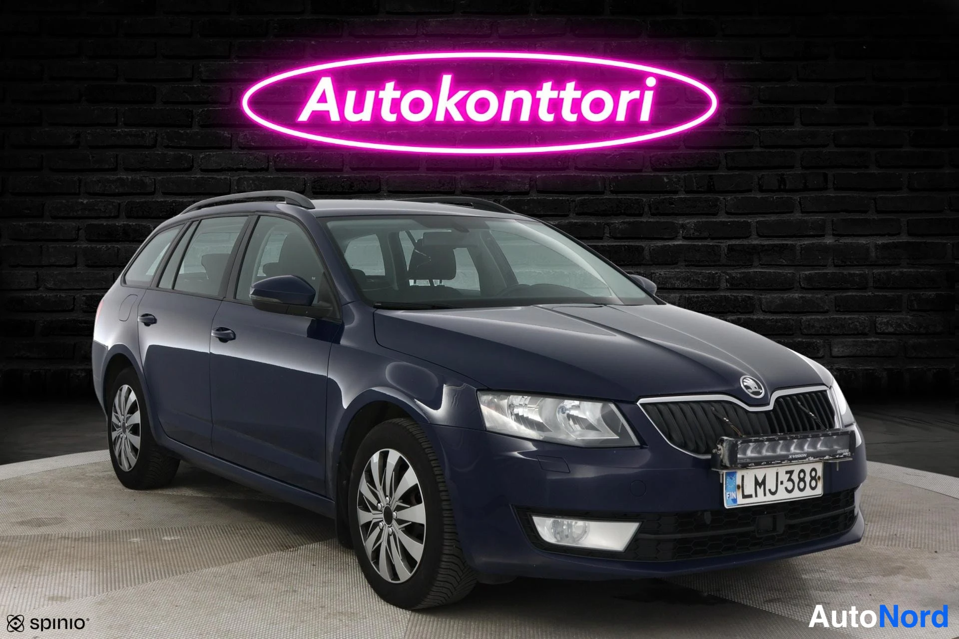 Sininen Skoda Octavia 2013, etuviisto, keula oikealle, kuva 2