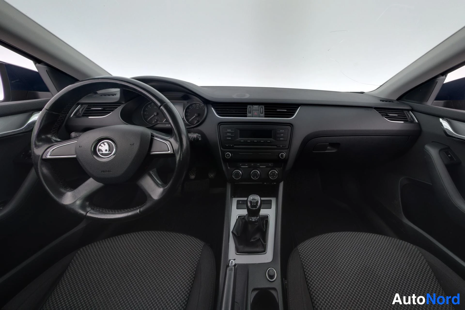 Sininen Skoda Octavia 2013, ohjaamo, kuva 7