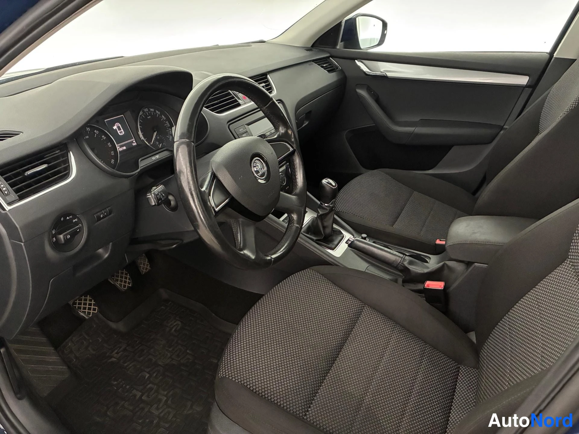 Sininen Skoda Octavia 2013, ohjaamo, kuva 8