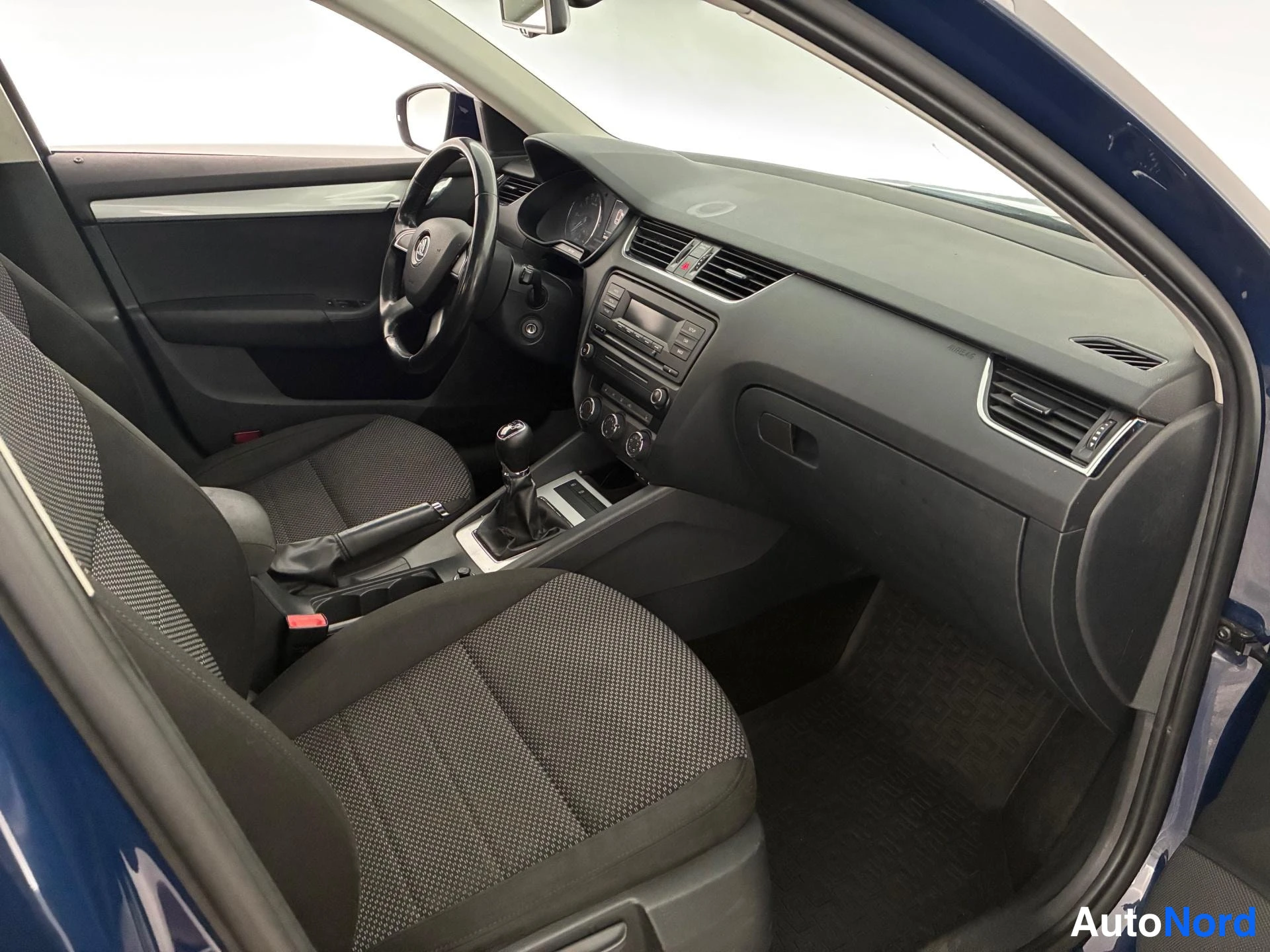 Sininen Skoda Octavia 2013, ohjaamo, kuva 9