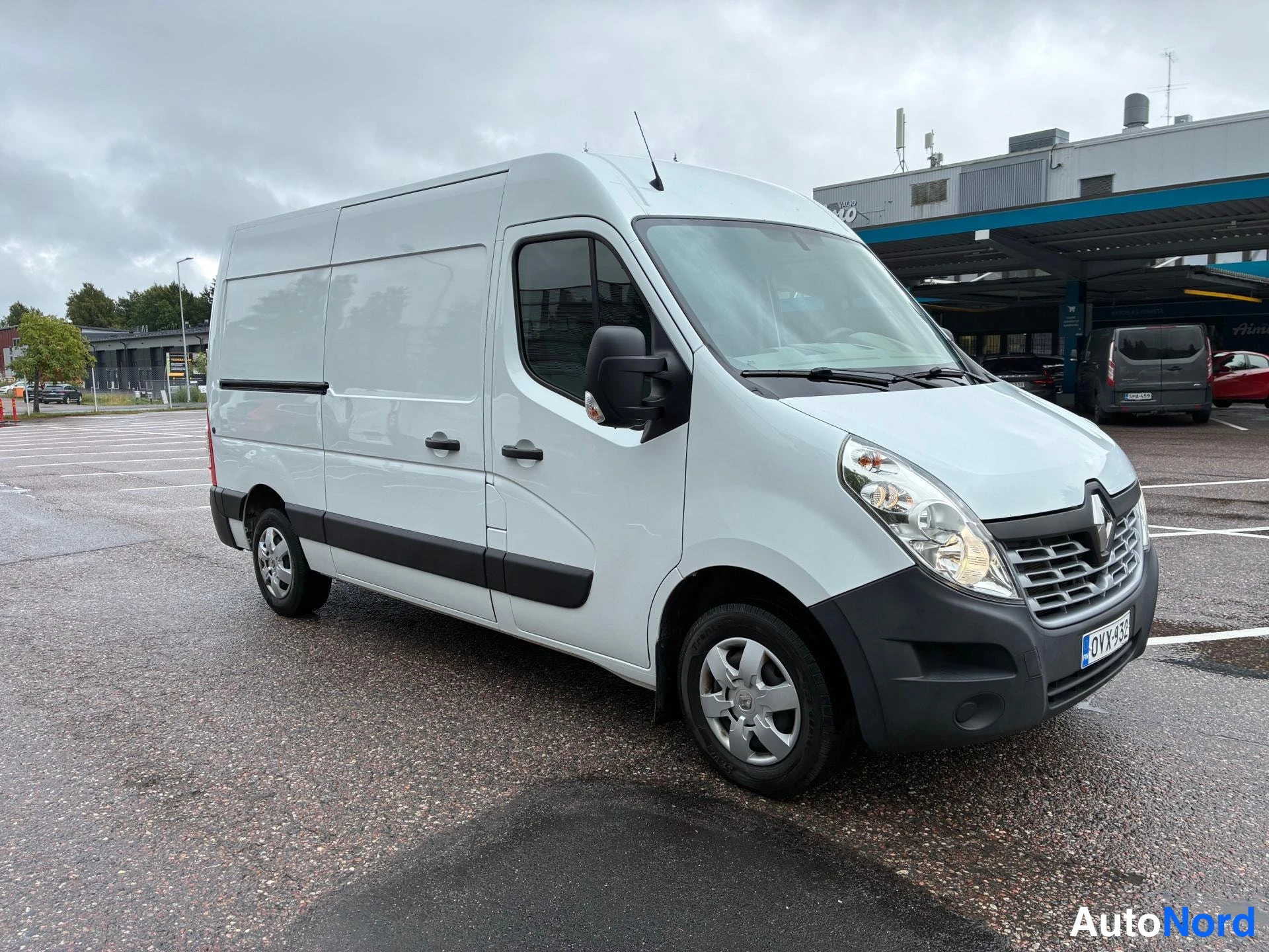 Valkoinen Renault Master 2019, etuviisto, keula oikealle, kuva 2