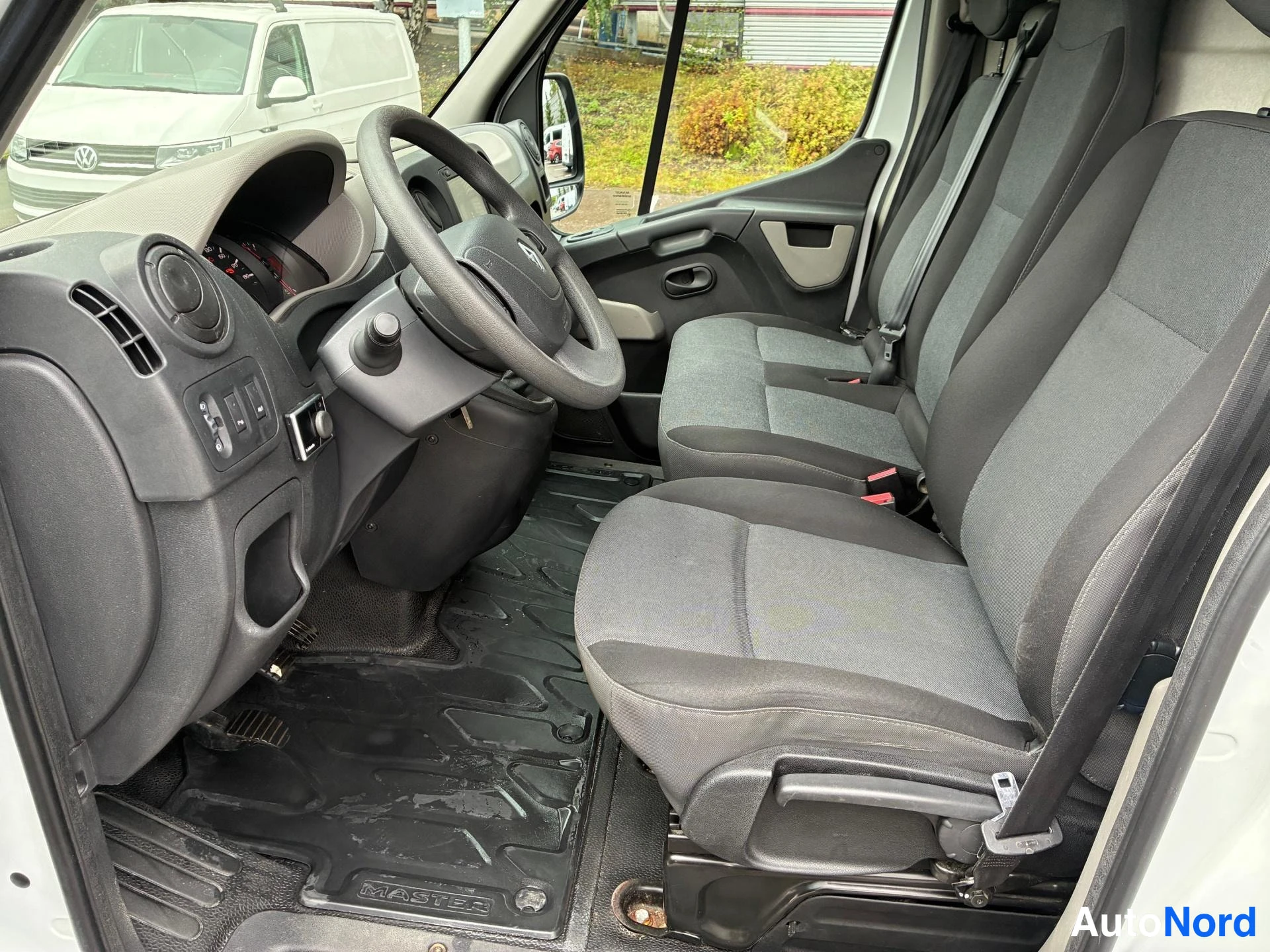 Valkoinen Renault Master 2019, ohjaamo, kuva 5