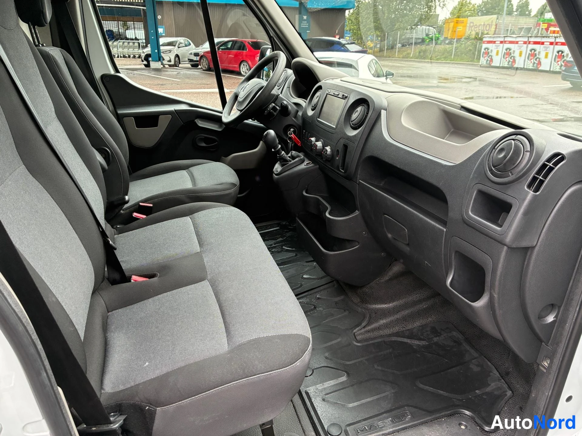 Valkoinen Renault Master 2019, ohjaamo, kuva 6