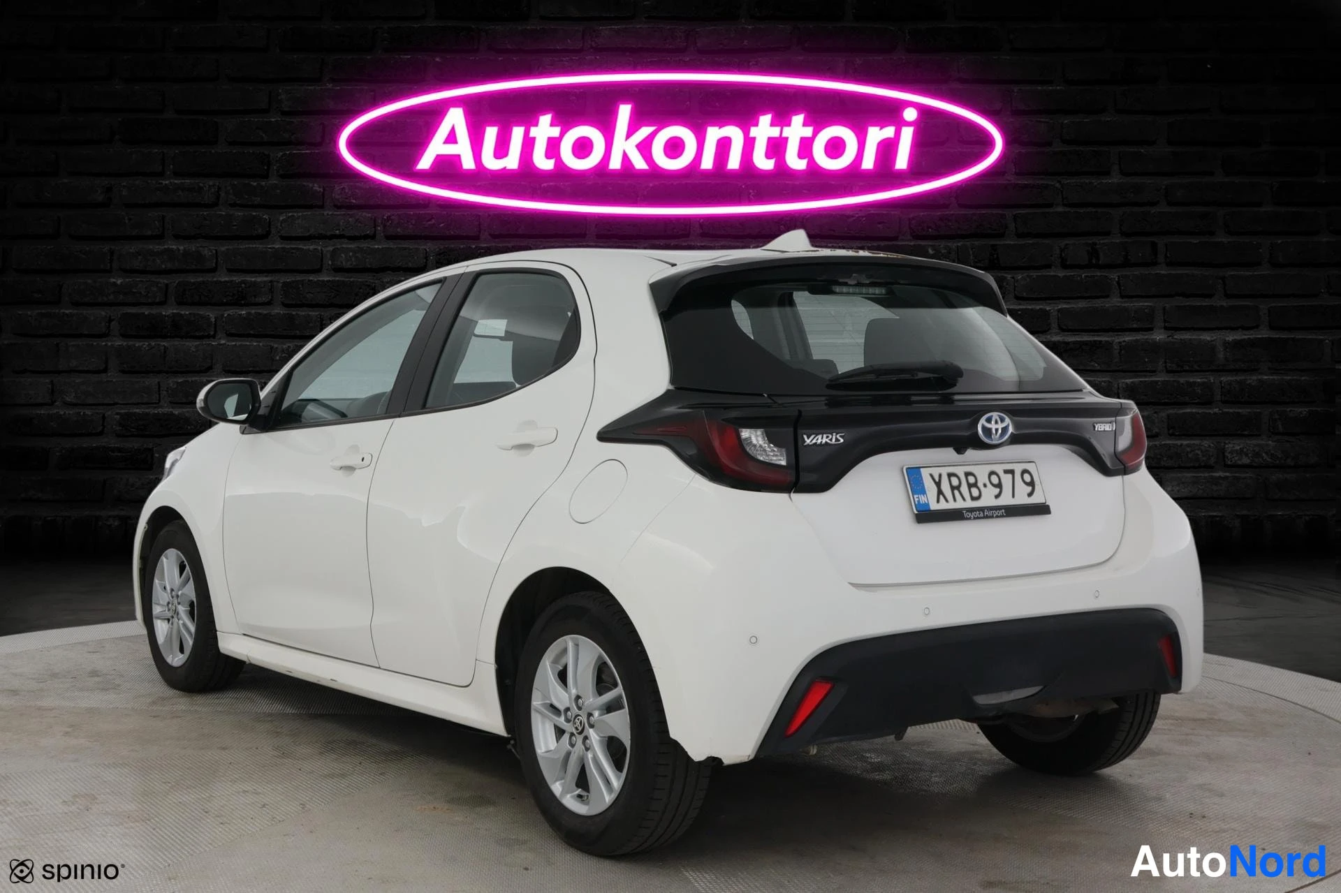 White Toyota Yaris 2022, rear three-quarter, photo 4