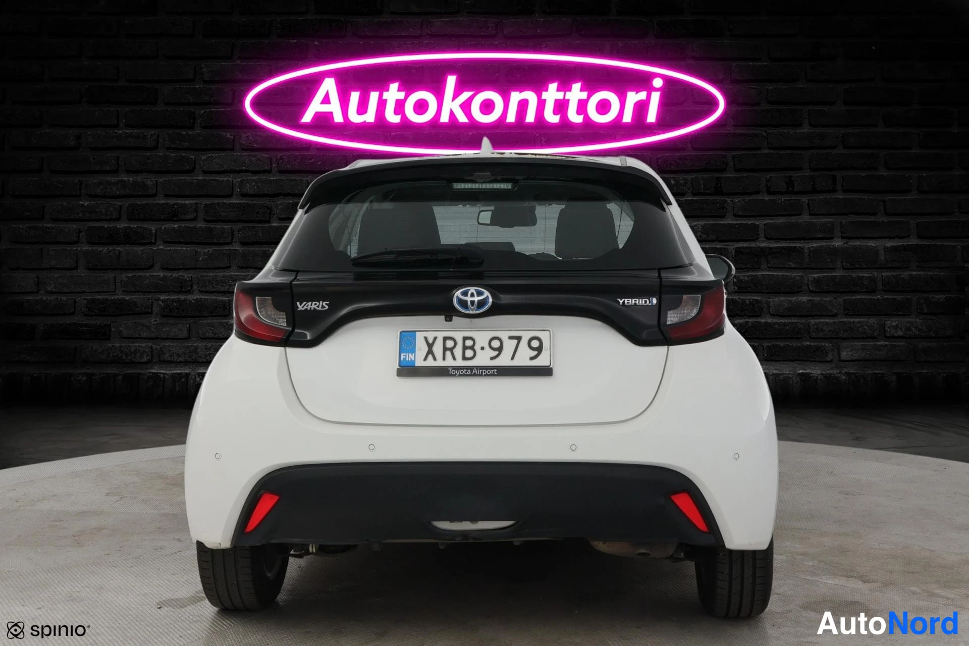 White Toyota Yaris 2022, rear, photo 6