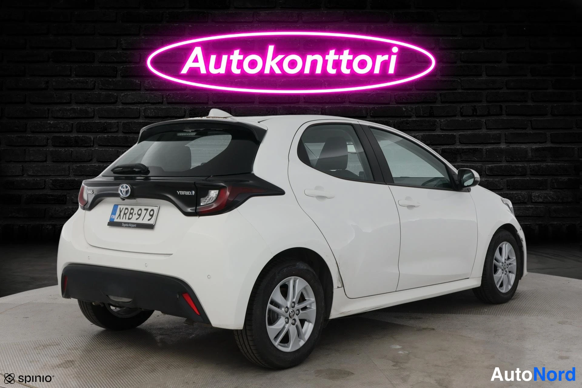White Toyota Yaris 2022, rear three-quarter, photo 5