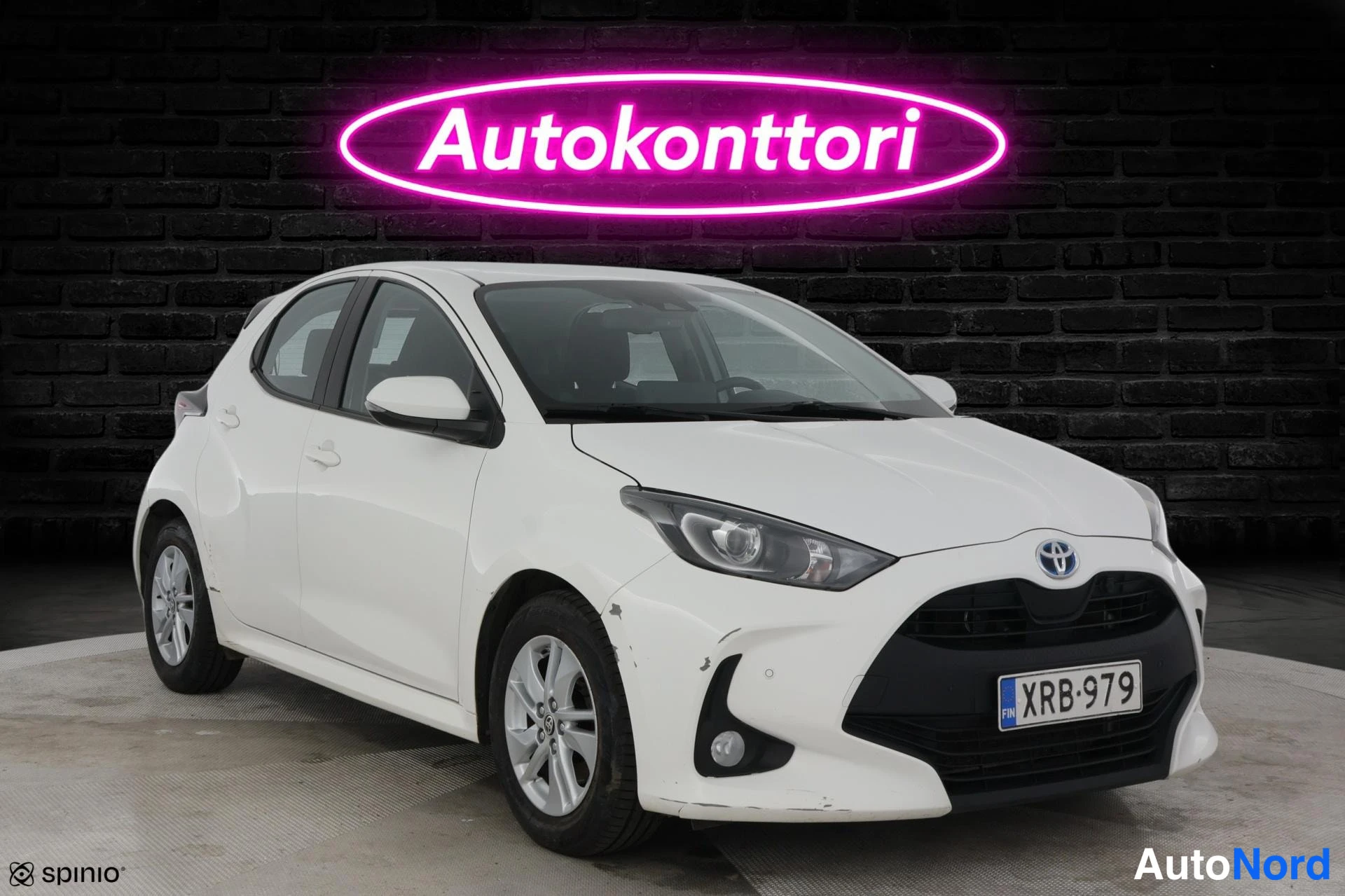 White Toyota Yaris 2022, front three-quarter, nose to the right, photo 2