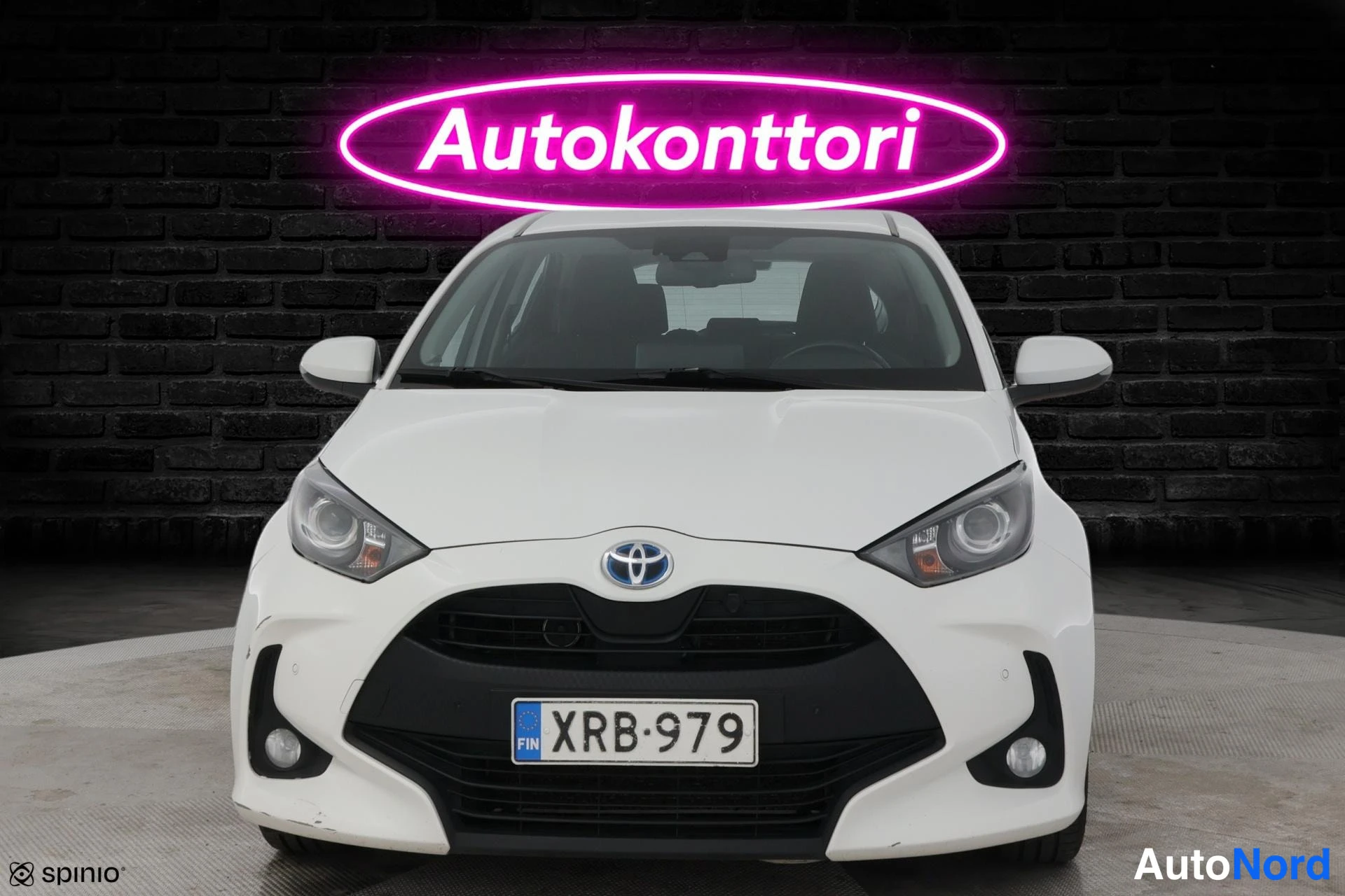 White Toyota Yaris 2022, front, photo 3