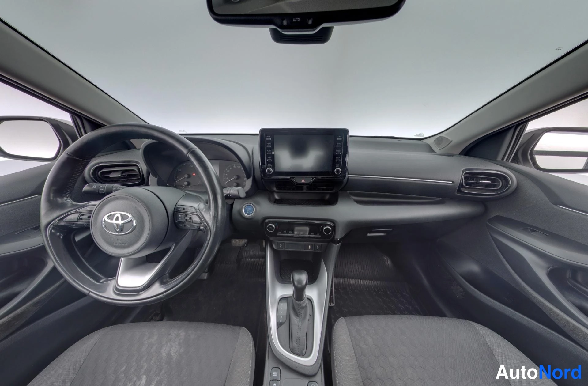 White Toyota Yaris 2022, cockpit, photo 7