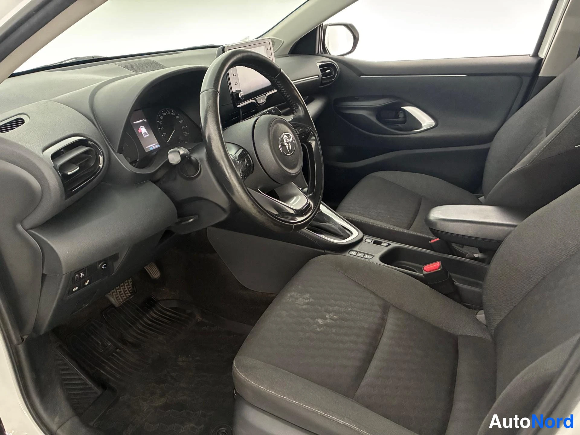 White Toyota Yaris 2022, cockpit, photo 8