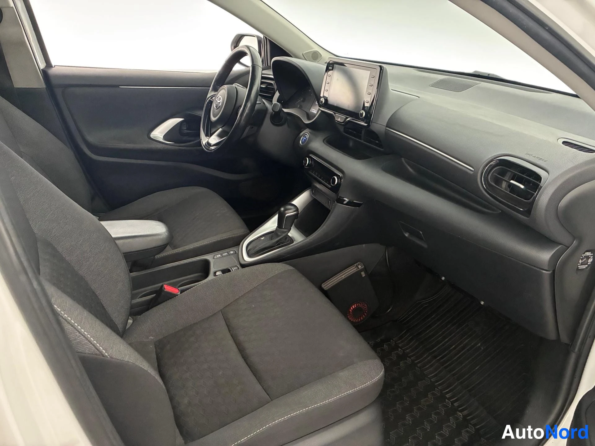 White Toyota Yaris 2022, cockpit, photo 9