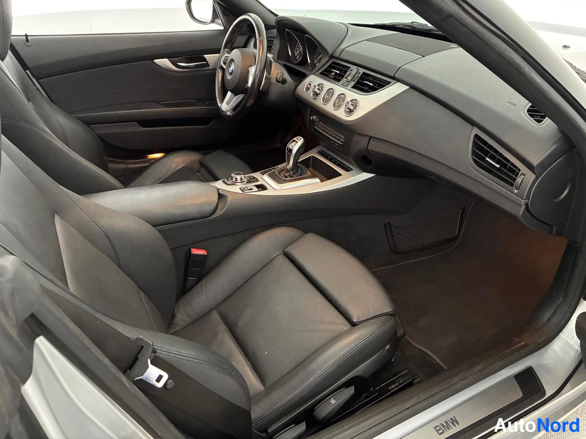Hopea BMW Z4 sDrive 2010, ohjaamo, kuva 8