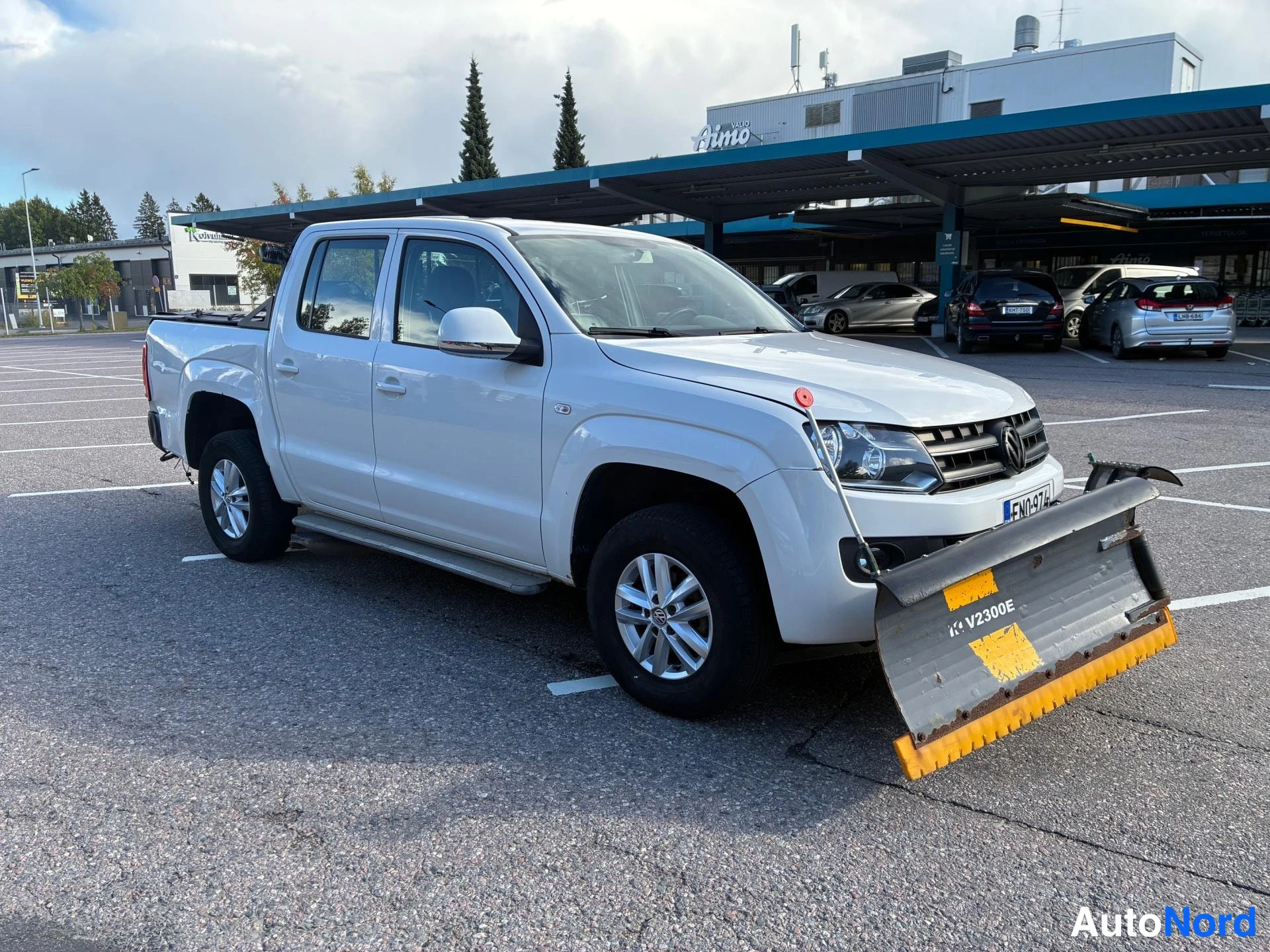 Valkoinen Volkswagen Amarok 2015, etuviisto, keula oikealle, kuva 2