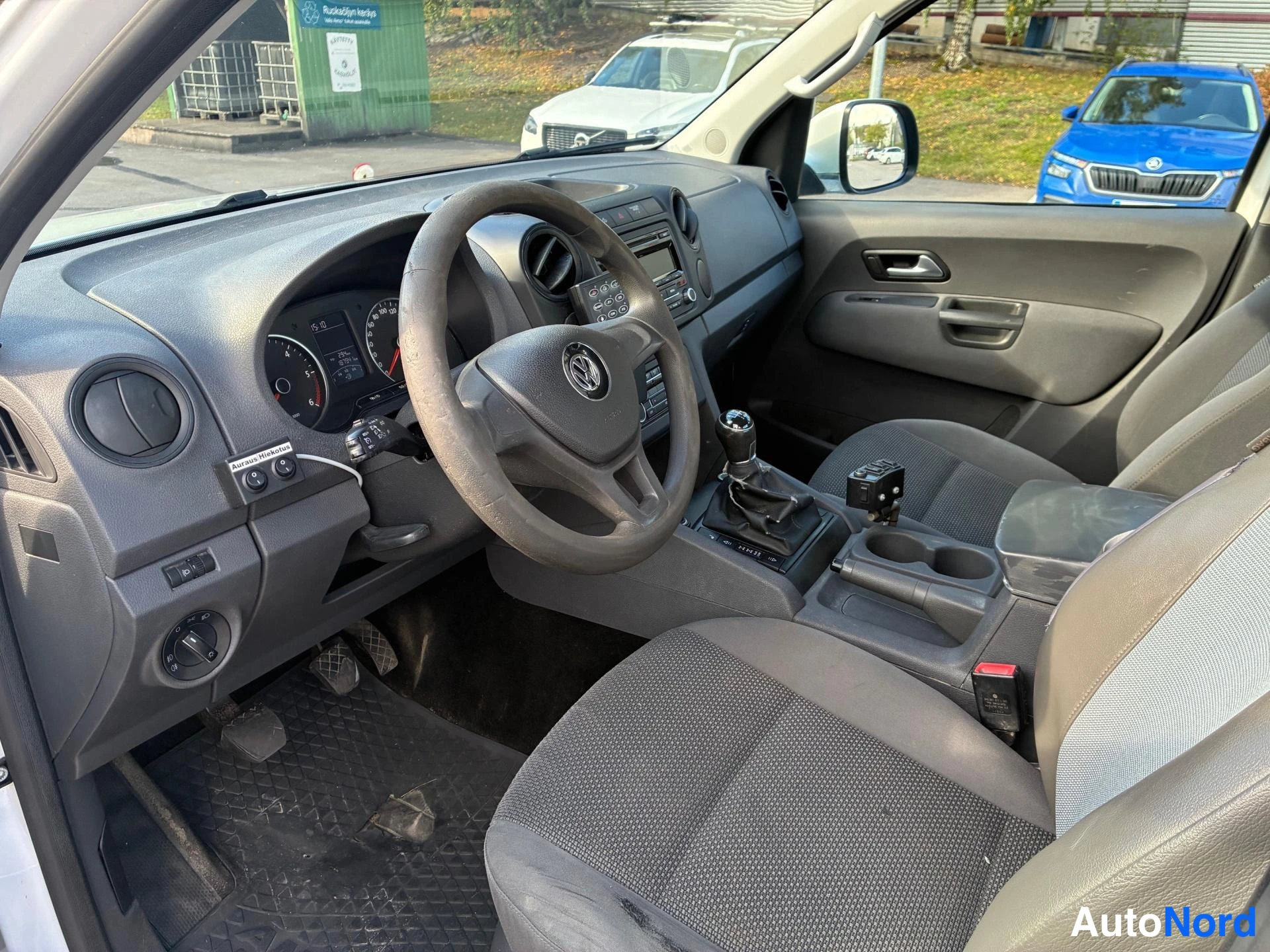 Valkoinen Volkswagen Amarok 2015, ohjaamo, kuva 5