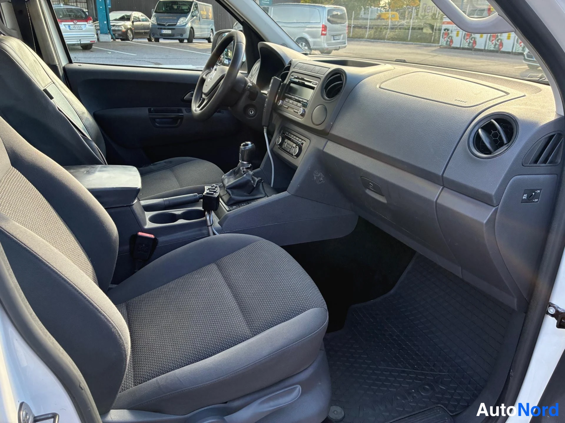 Valkoinen Volkswagen Amarok 2015, ohjaamo, kuva 6