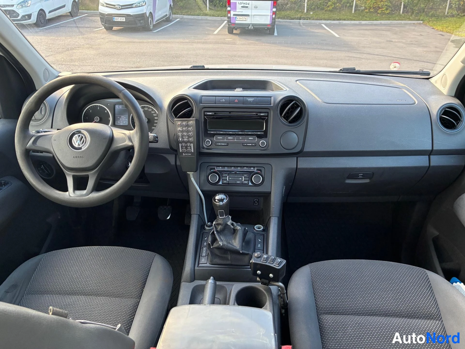 Valkoinen Volkswagen Amarok 2015, ohjaamo, kuva 7