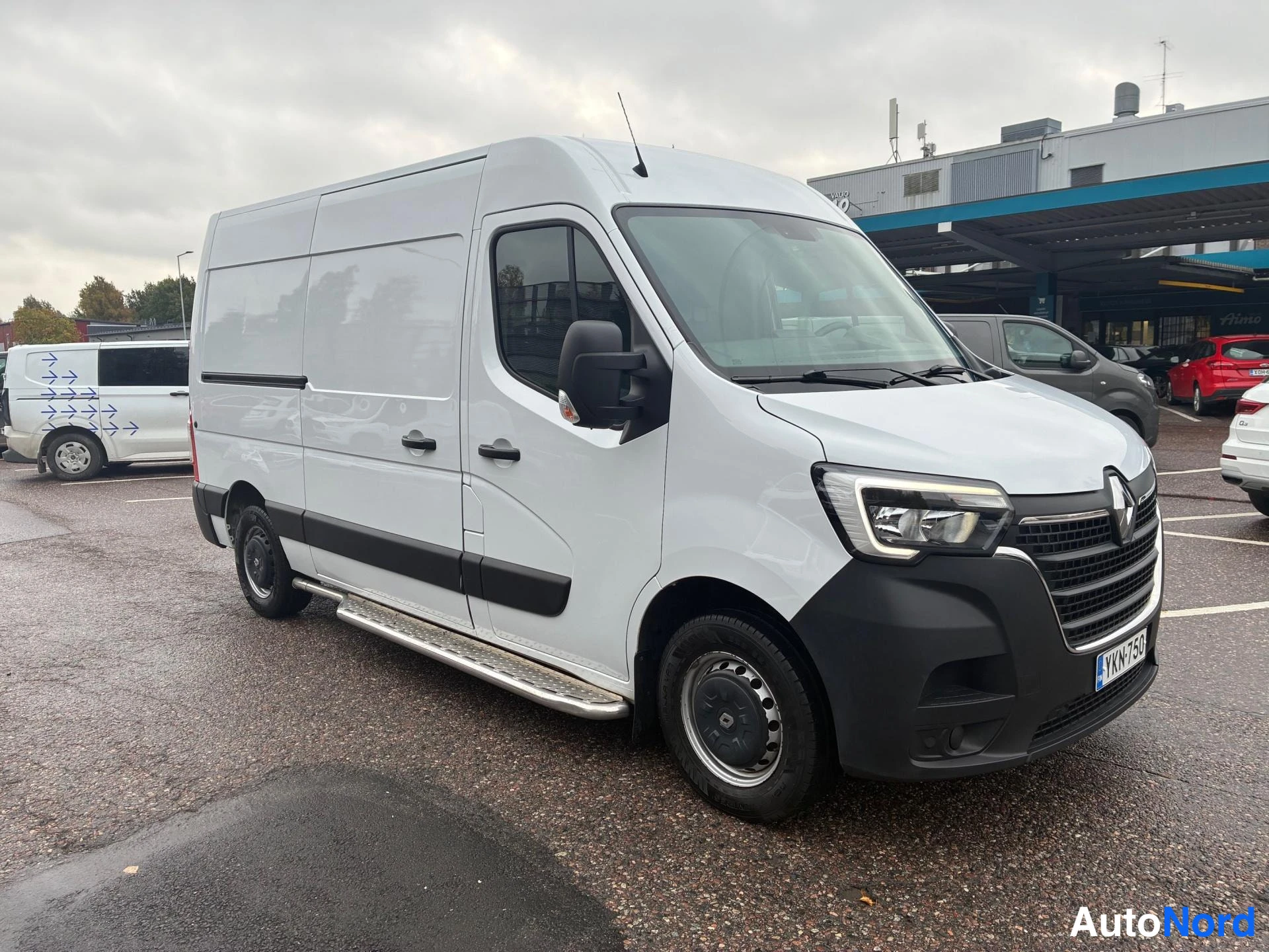 Valkoinen Renault Master 2020, etuviisto, keula oikealle, kuva 2