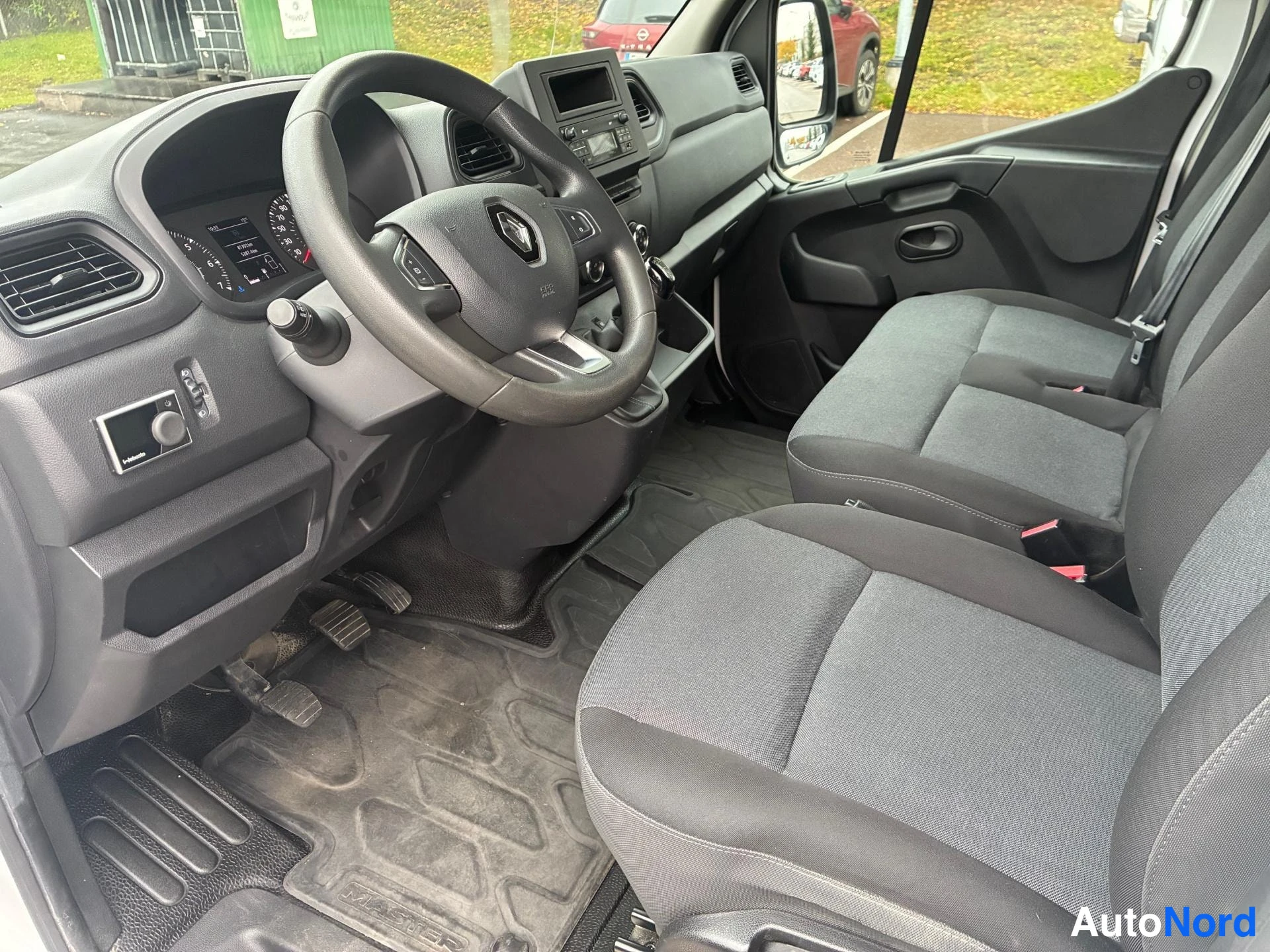 Valkoinen Renault Master 2020, ohjaamo, kuva 5