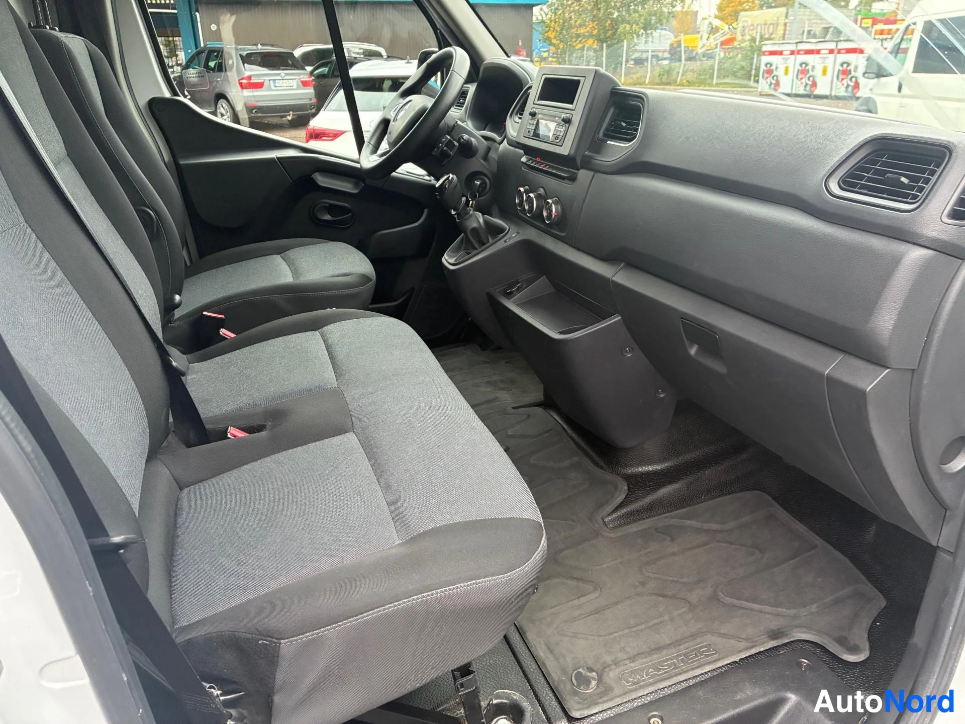 Valkoinen Renault Master 2020, ohjaamo, kuva 6