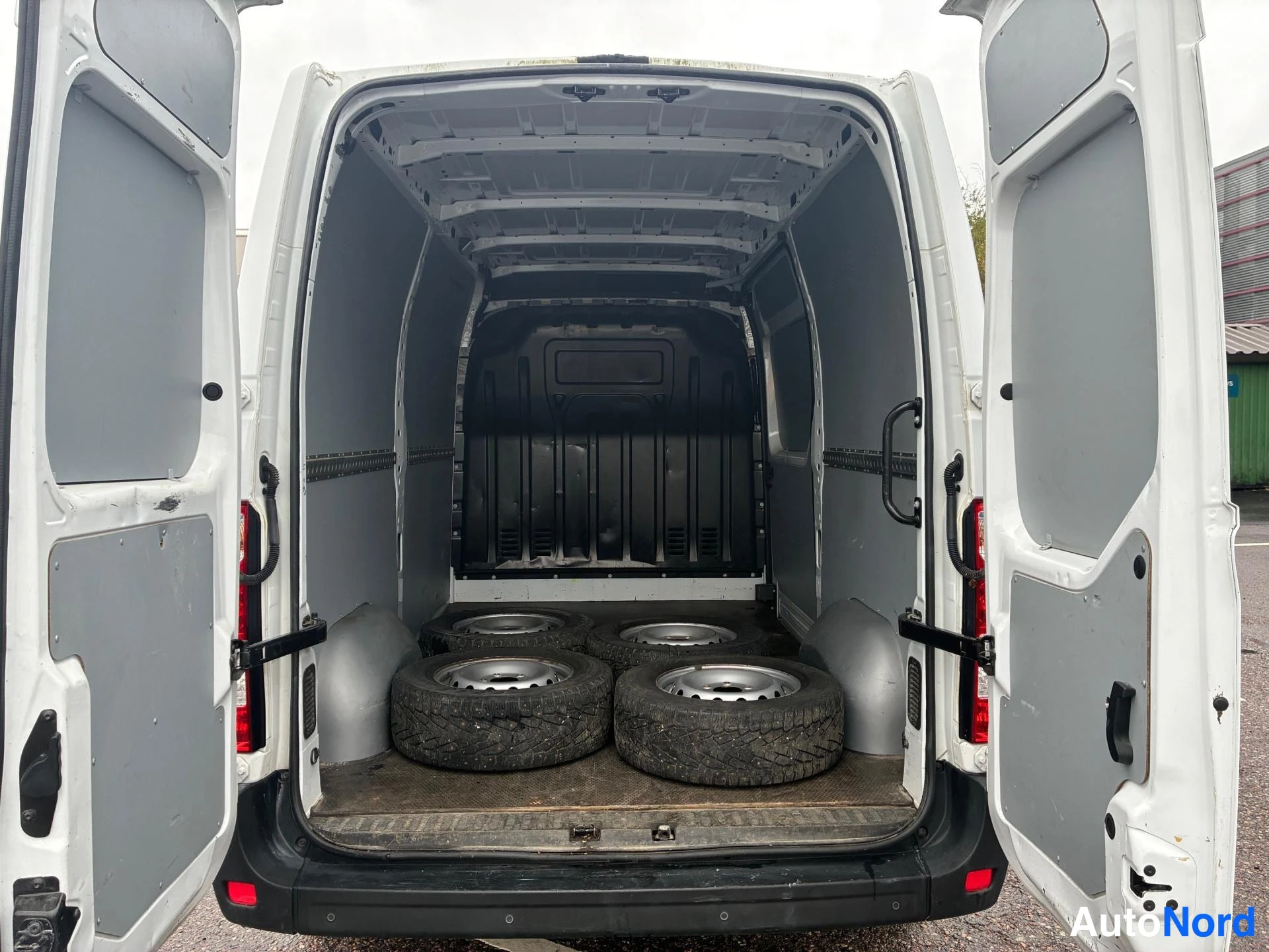 Valkoinen Renault Master 2020, tavaratila, kuva 7