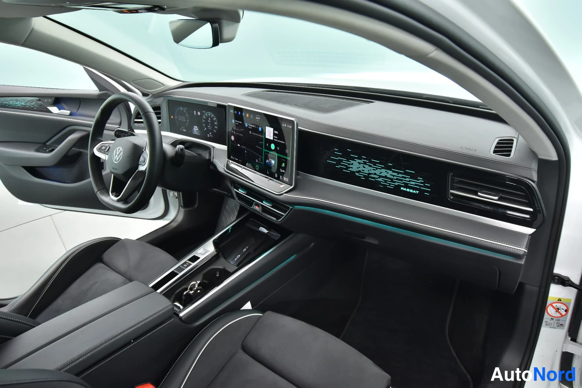 Valkoinen Volkswagen Passat 2024, ohjaamo, kuva 12