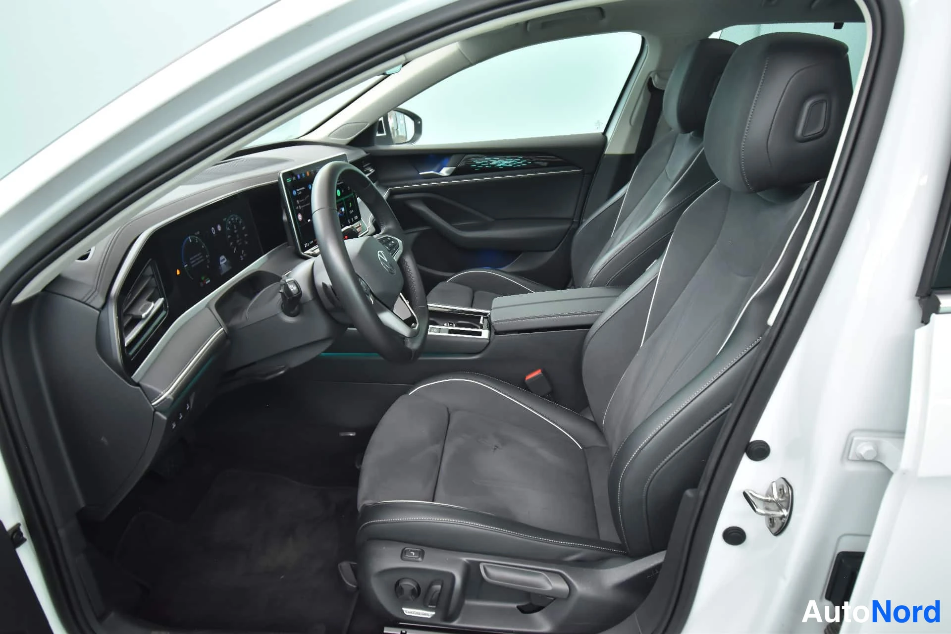 Valkoinen Volkswagen Passat 2024, etuistuimet, kuva 15