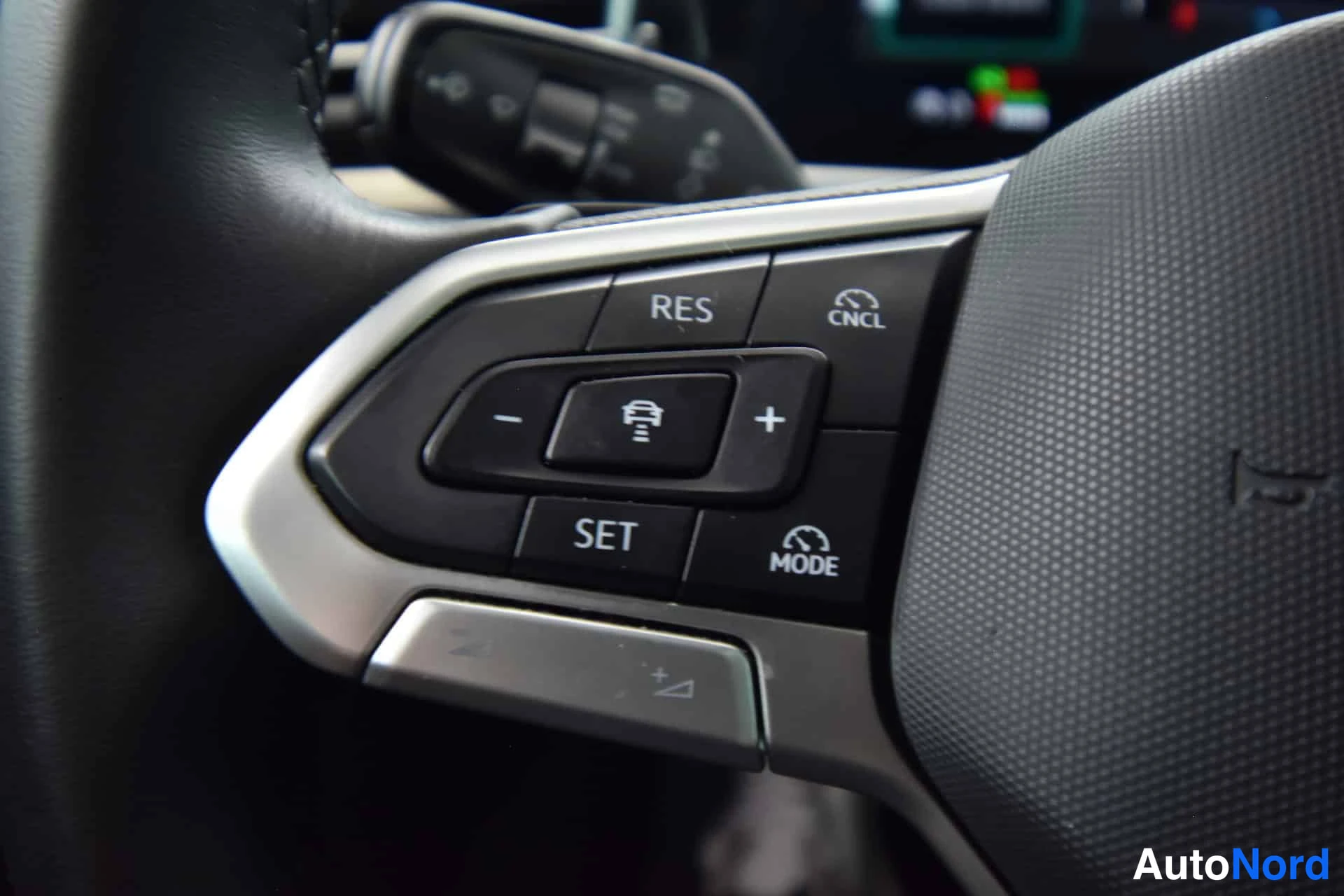 Valkoinen Volkswagen Passat 2024, yksityiskohta, kuva 22